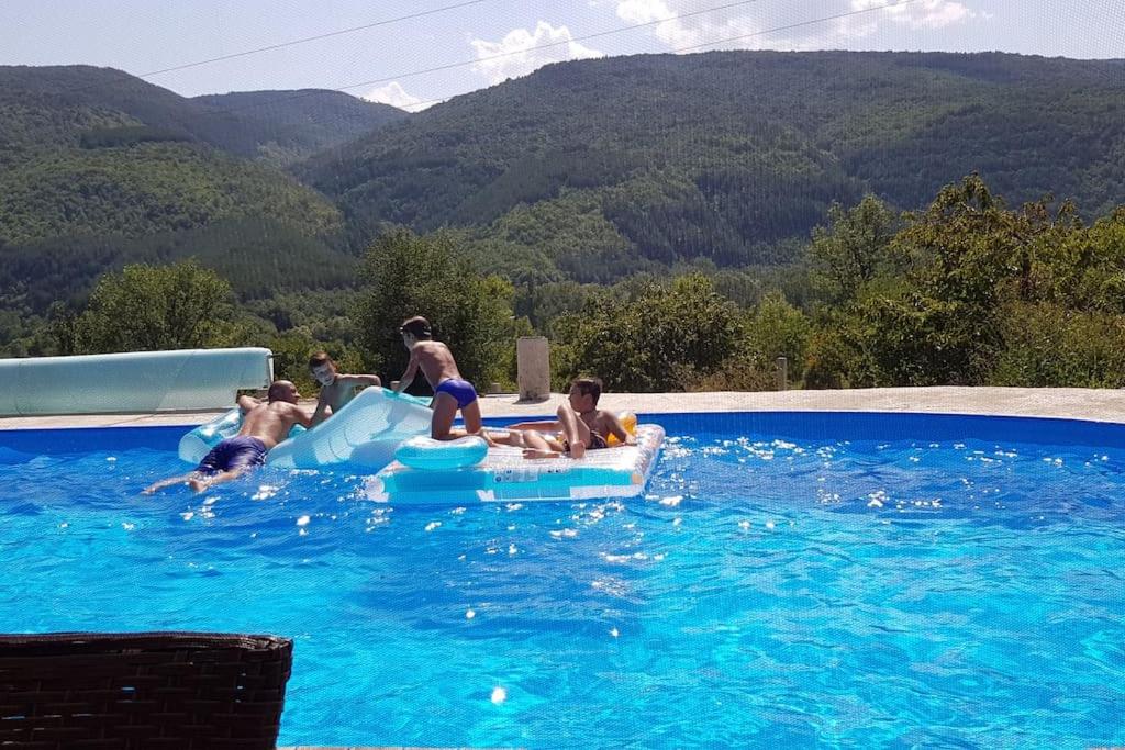 Вила с басейн и джакузи