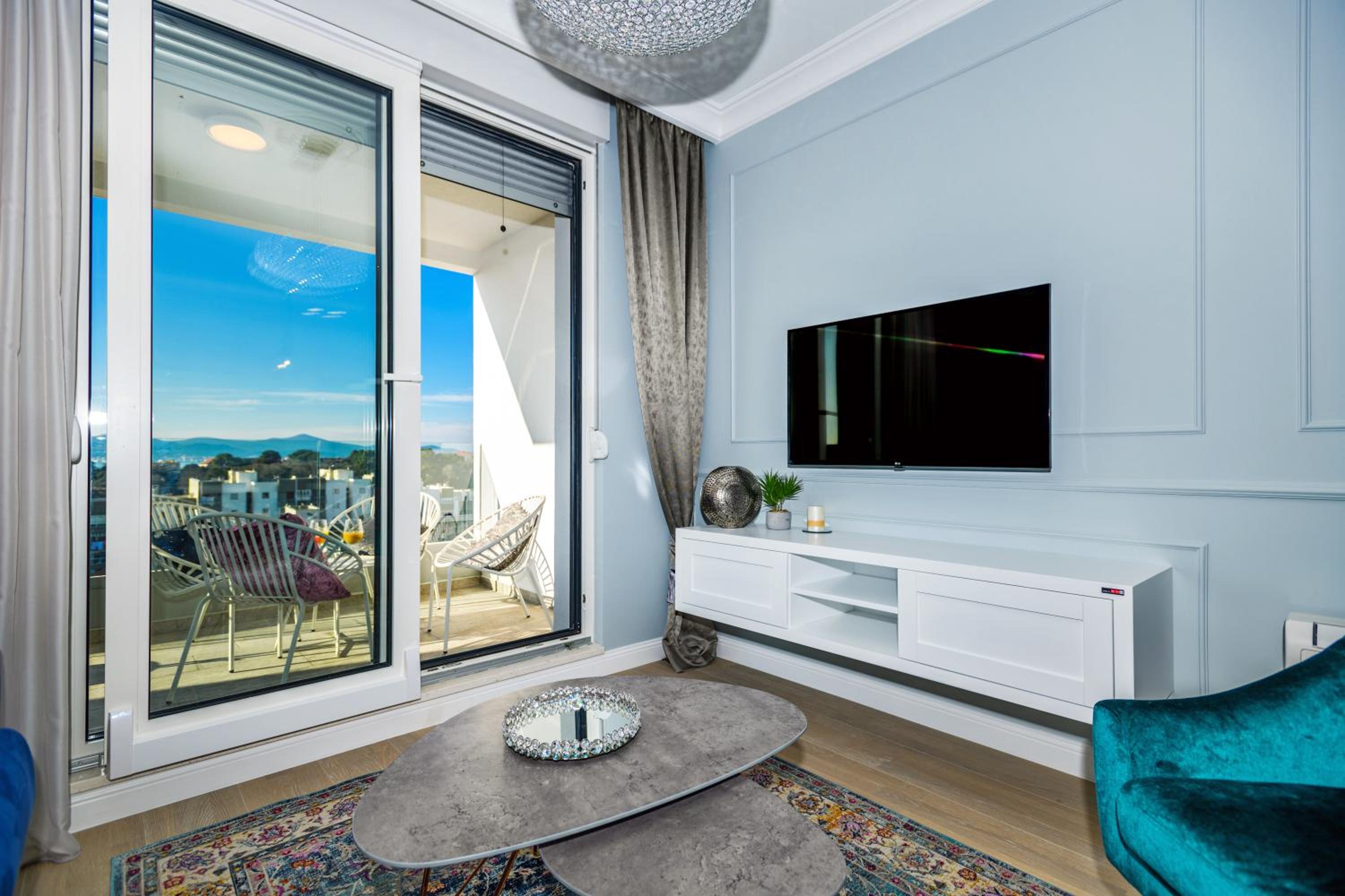 DiVine Luxury Apartment Blue view 3