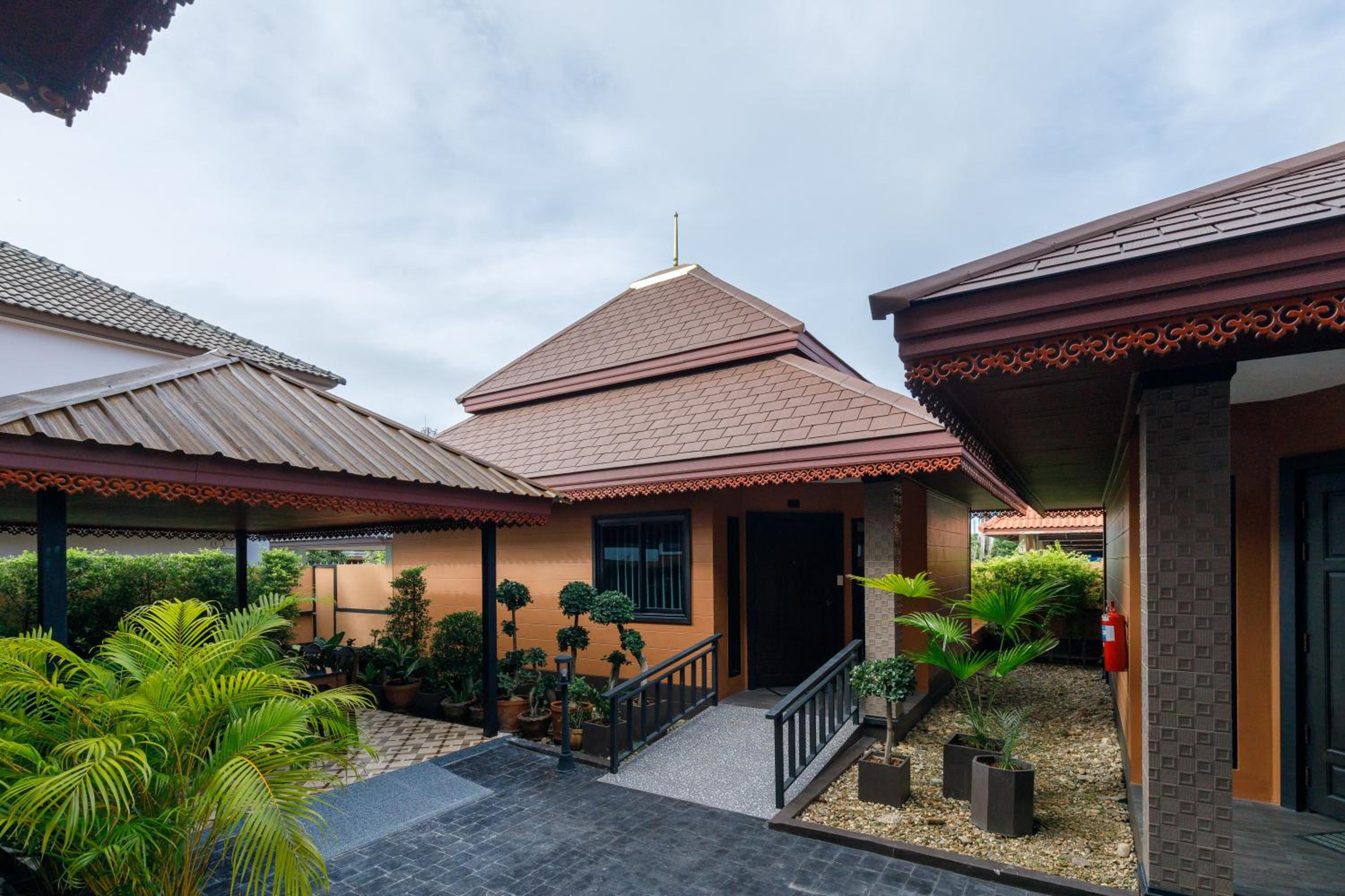 Hotel Bevin Resort - Image 1