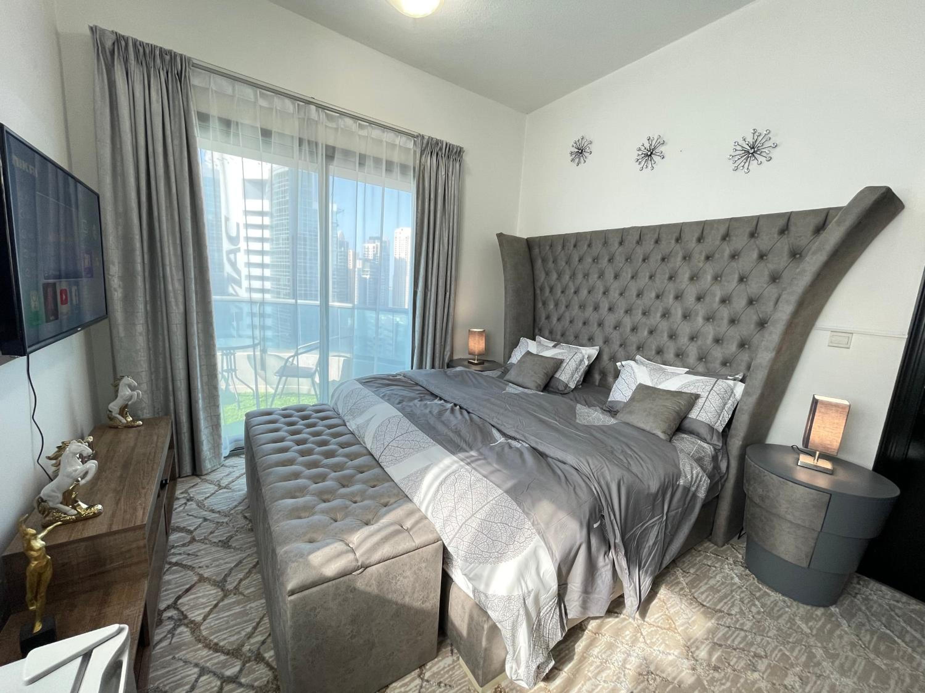Luxury Room with Marina view close to JBR Beach and Metro with Shared Kitchen