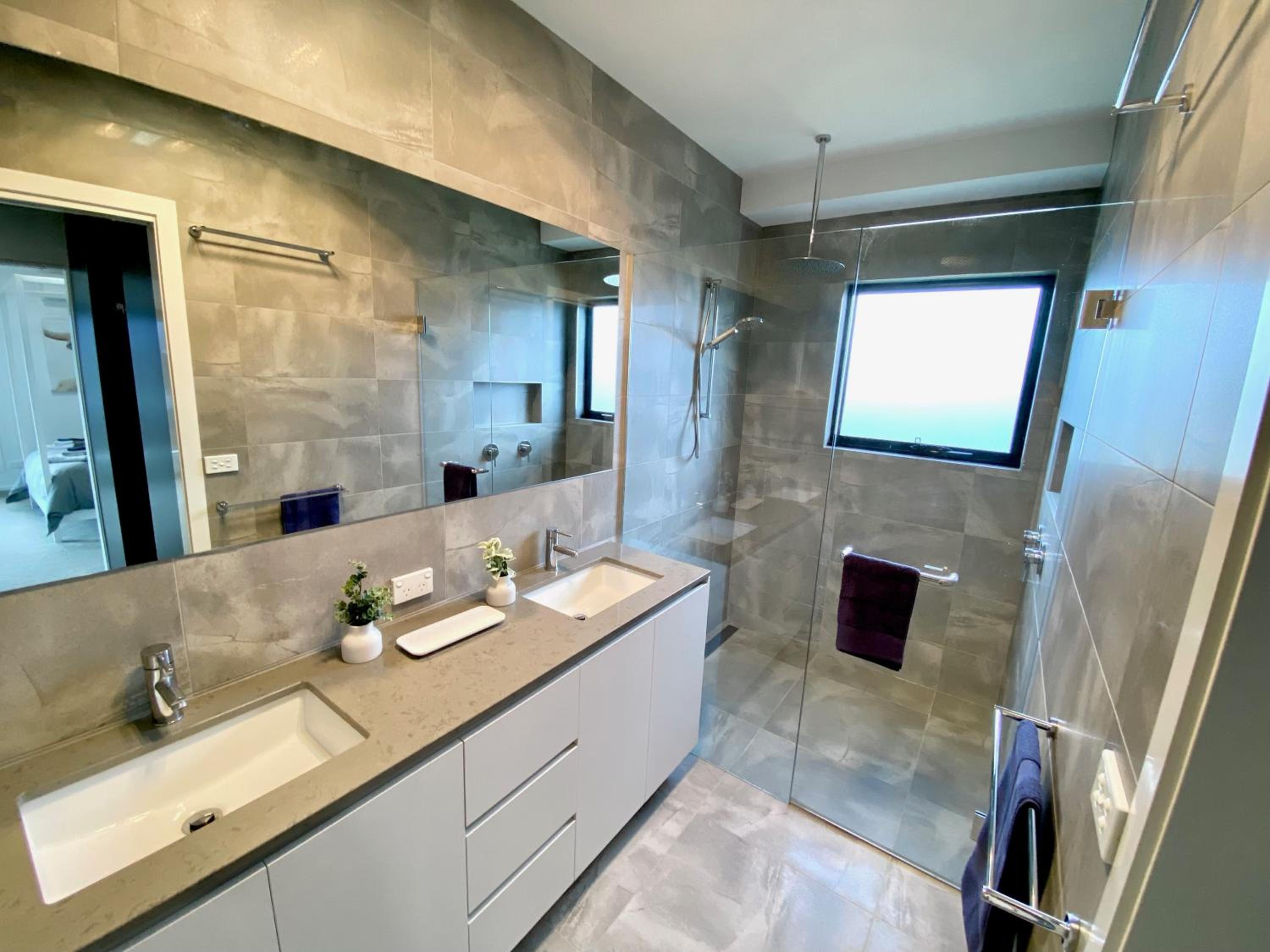 Jindabyne House 1, Modern 3 bedroom home, lake & mountain views with fireplace