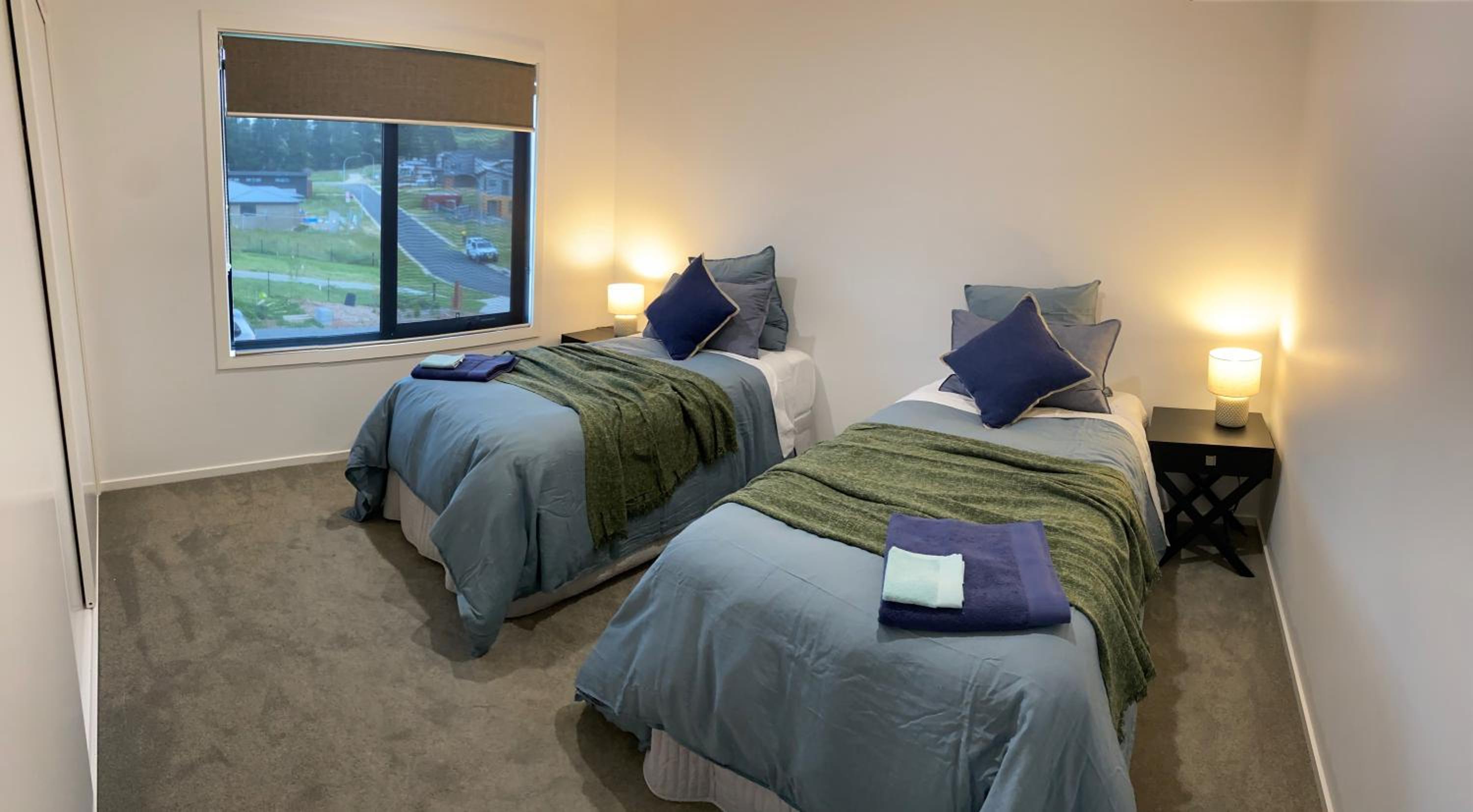 Jindabyne House 1, Modern 3 bedroom home, lake & mountain views with fireplace