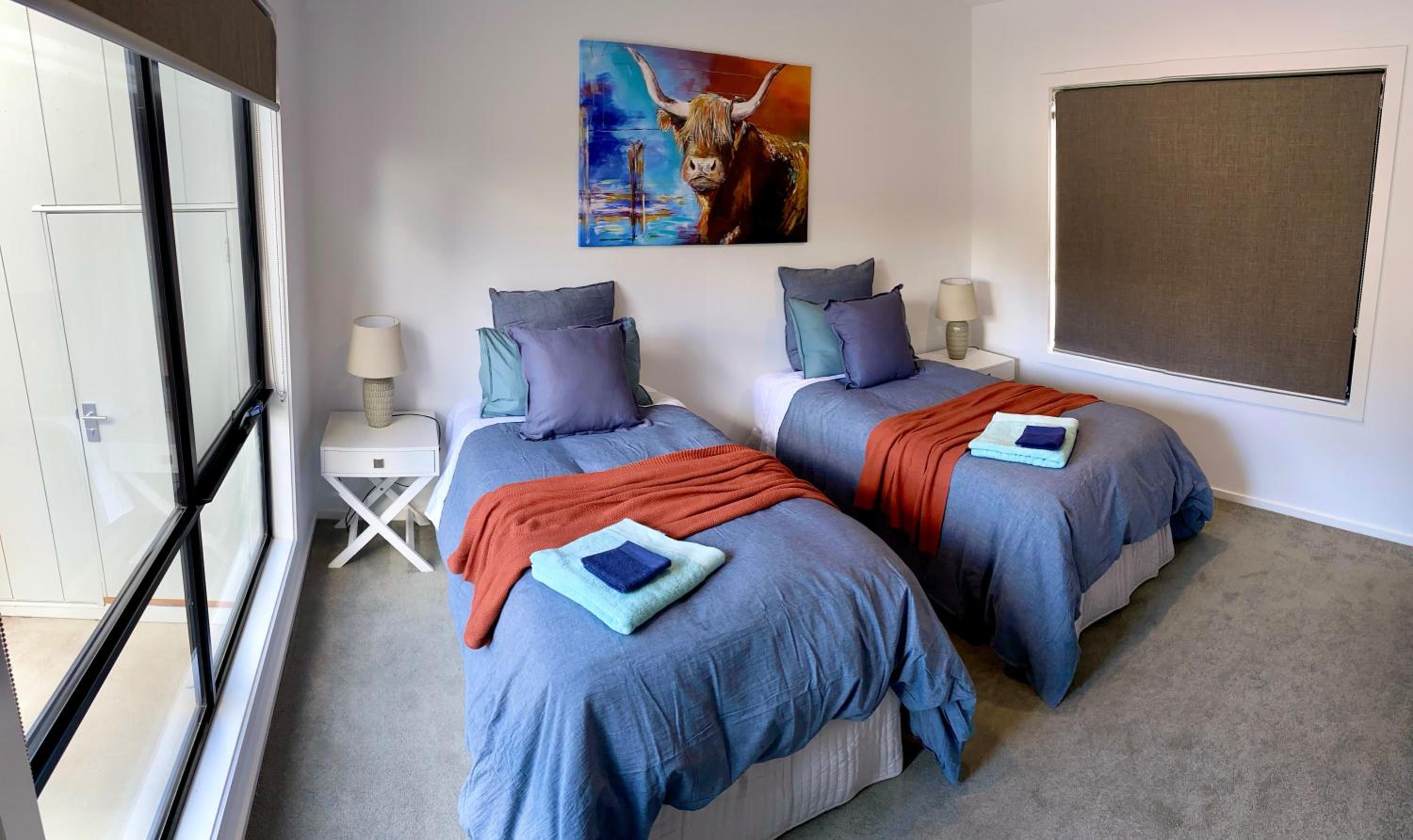 Jindabyne House 1, Modern 3 bedroom home, lake & mountain views with fireplace