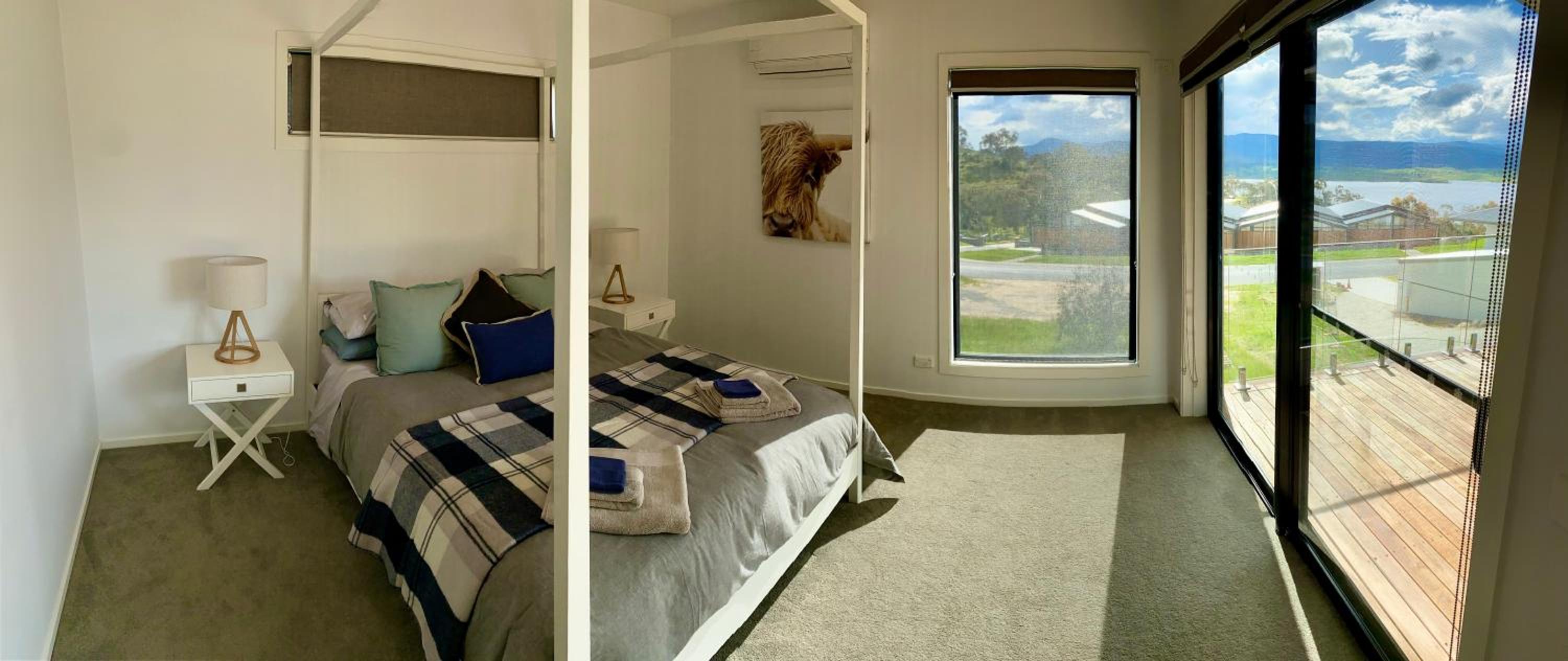 Jindabyne House 1, Modern 3 bedroom home, lake & mountain views with fireplace