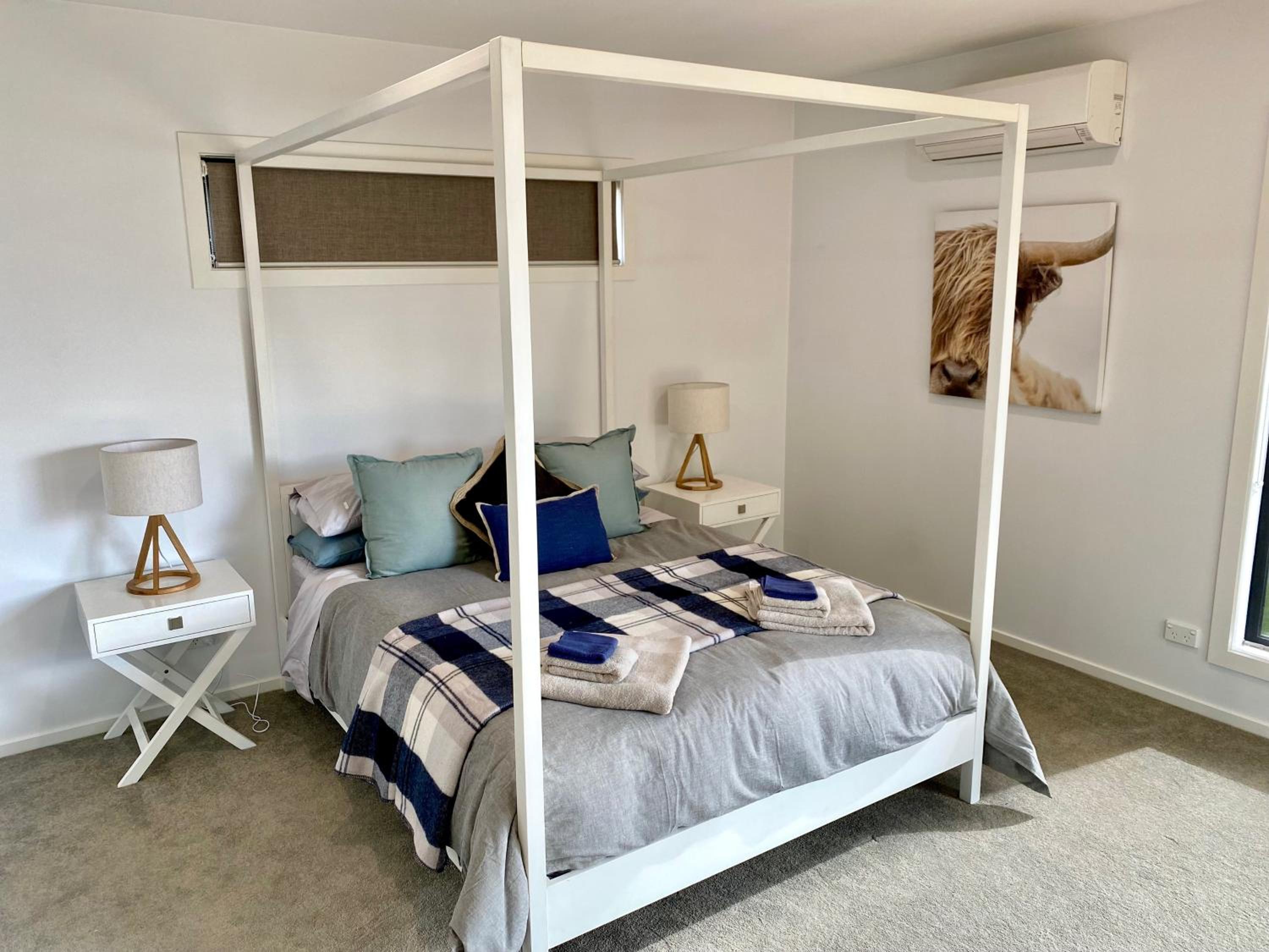 Jindabyne House 1, Modern 3 bedroom home, lake & mountain views with fireplace