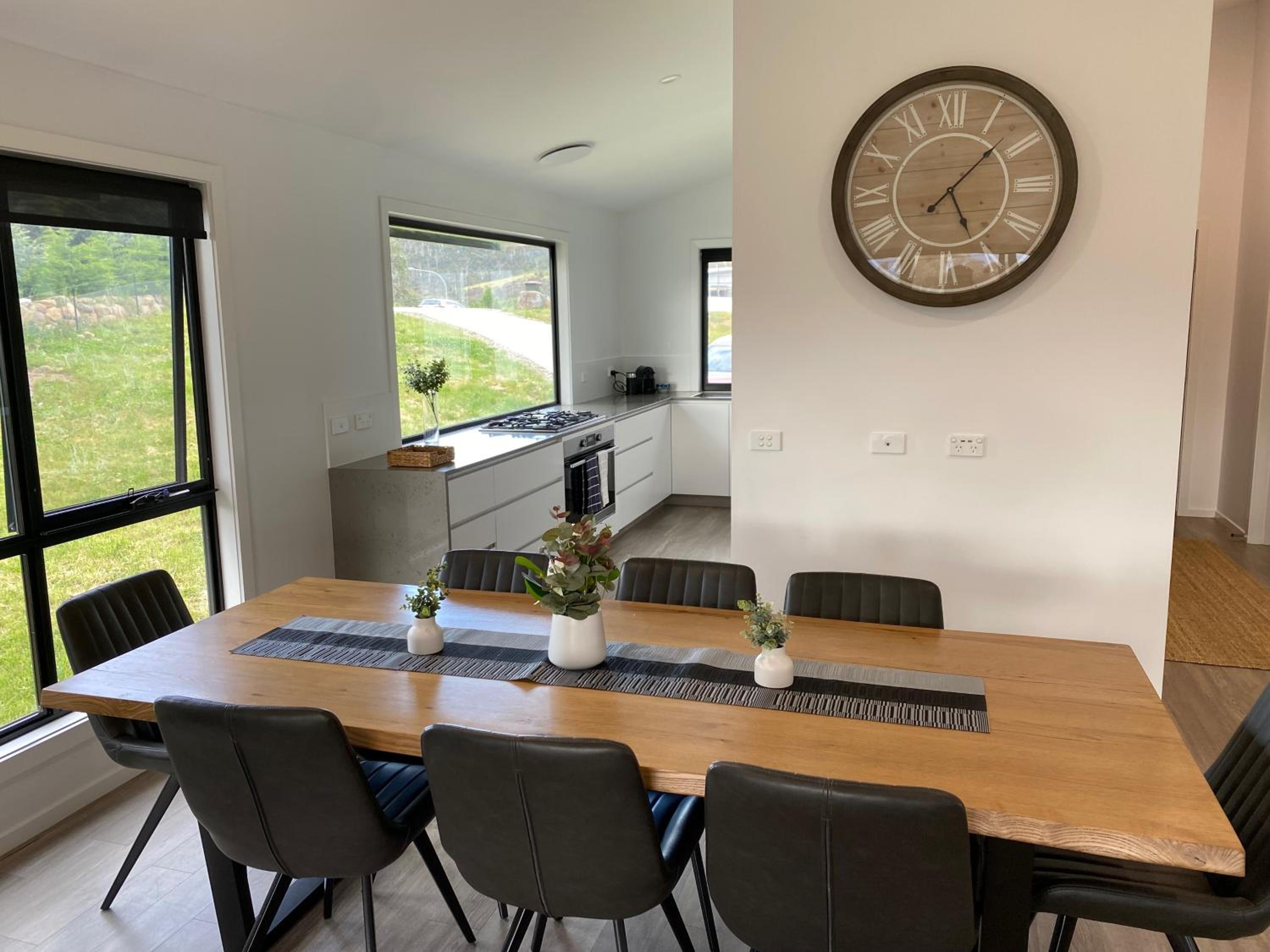 Jindabyne House 1, Modern 3 bedroom home, lake & mountain views with fireplace