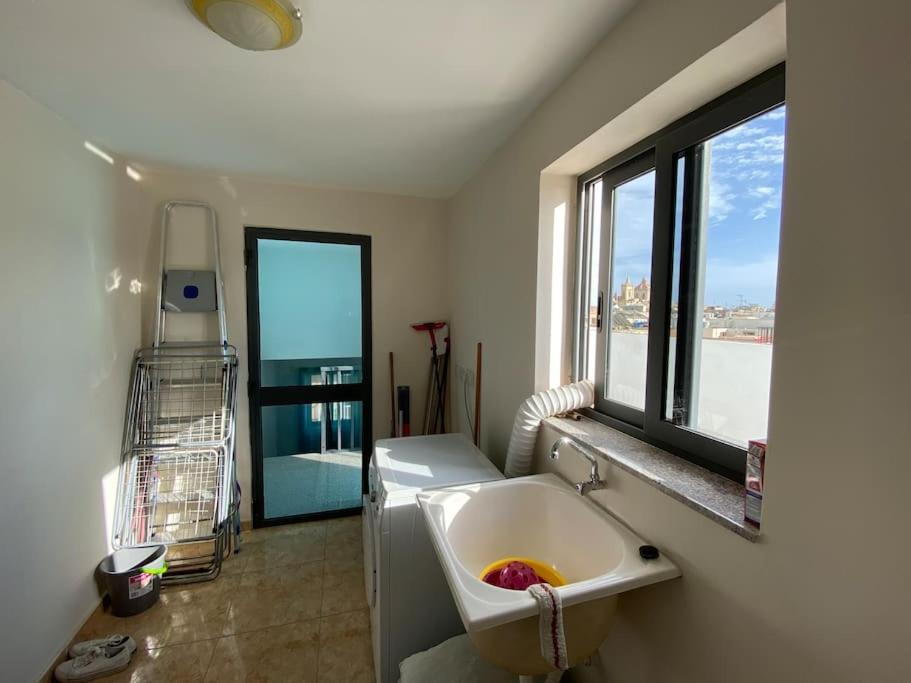 May Flower: Modern Flat close to Airport/Bus Stops view 5