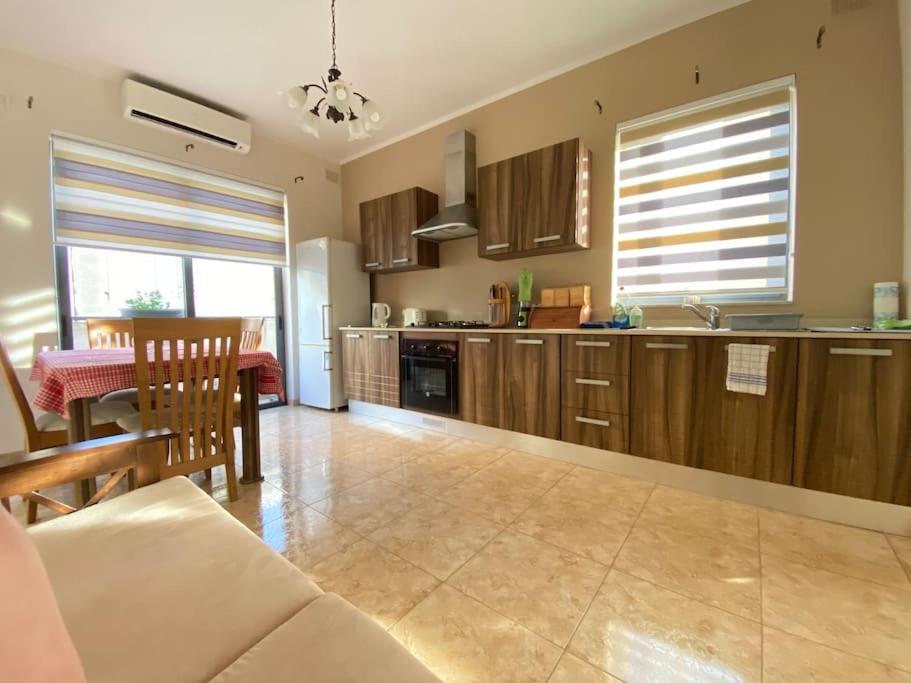 May Flower: Modern Flat close to Airport/Bus Stops view 4