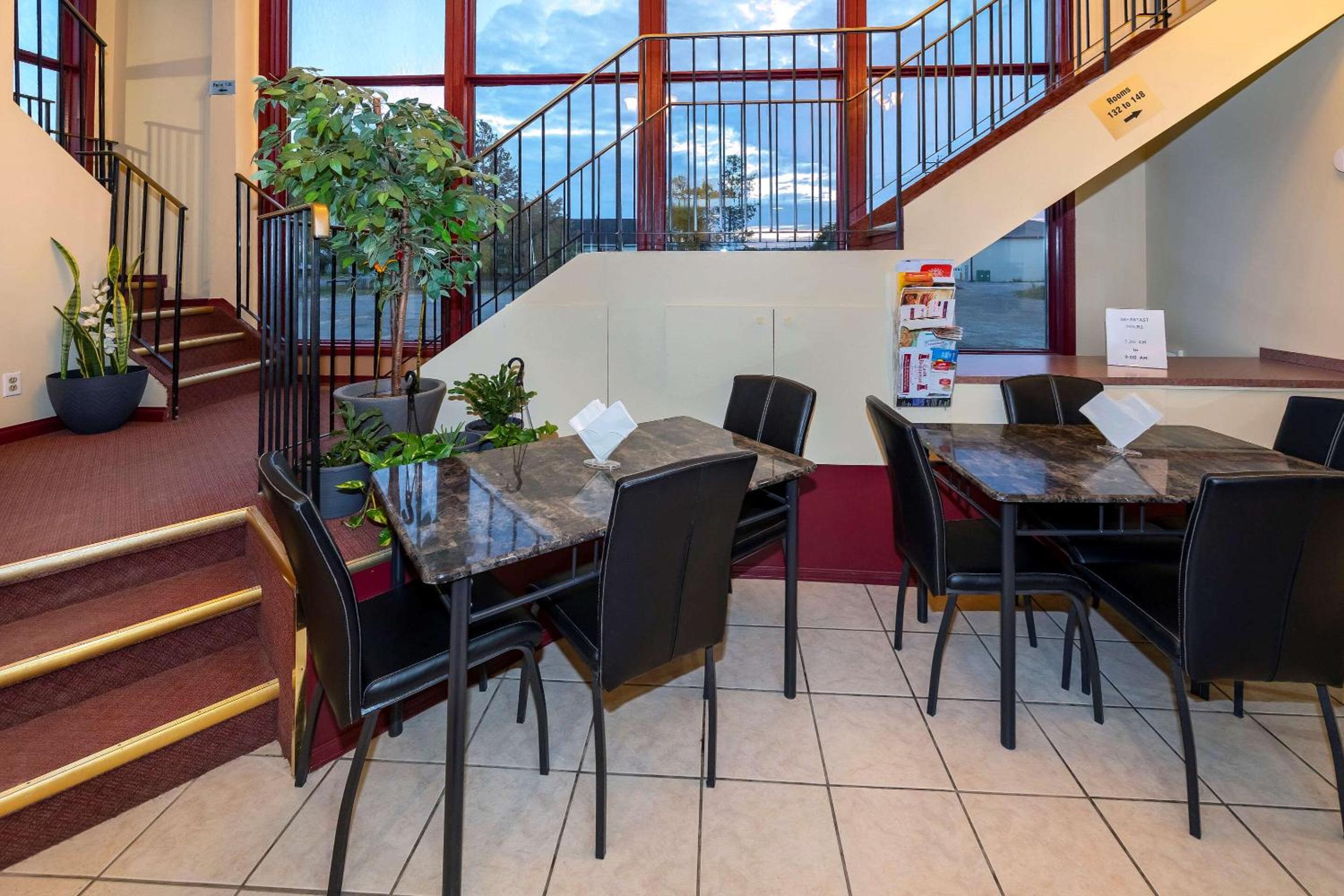 Edson Vacations - Econo Lodge - Property Image 4