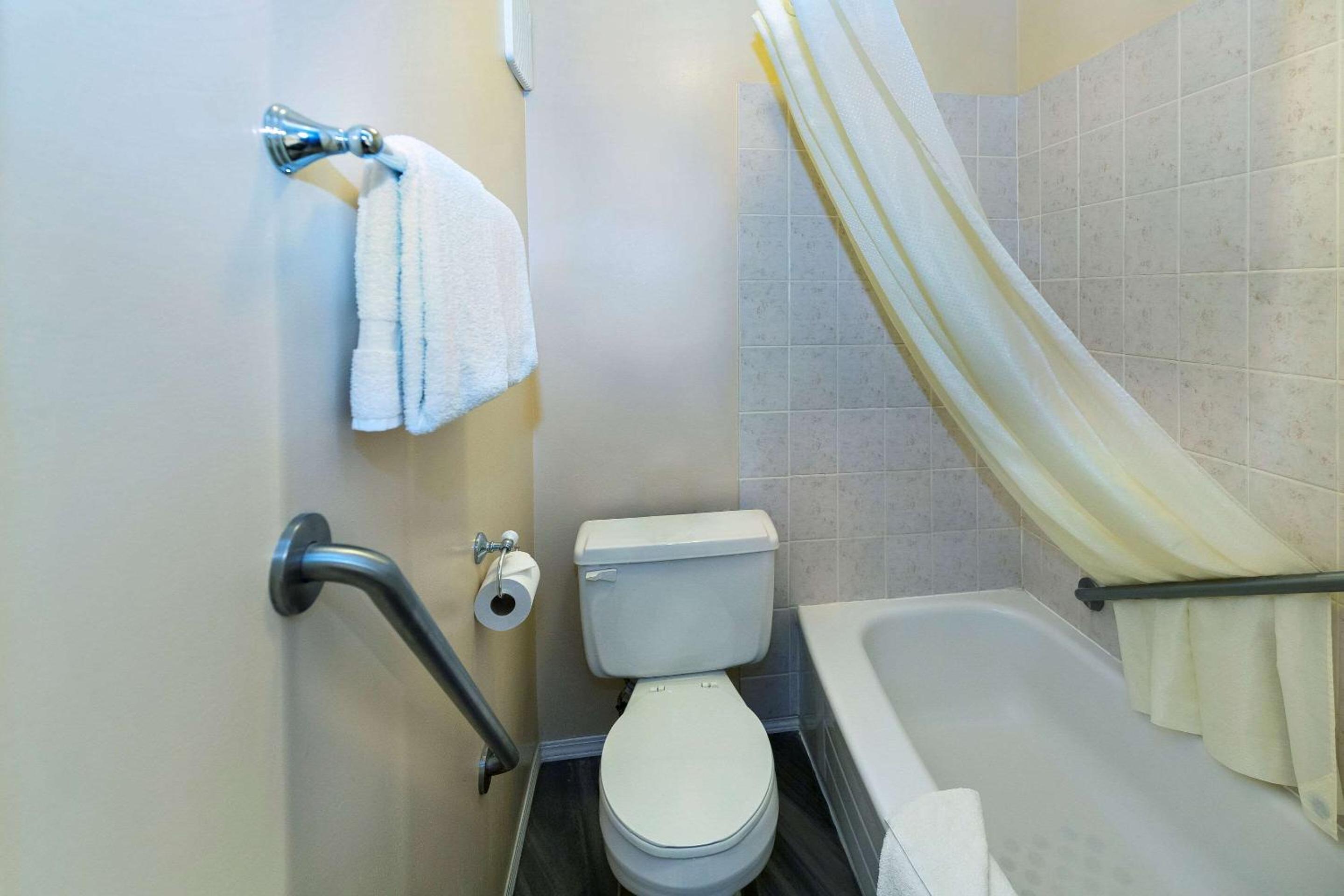 Edson Vacations - Econo Lodge - Property Image 2
