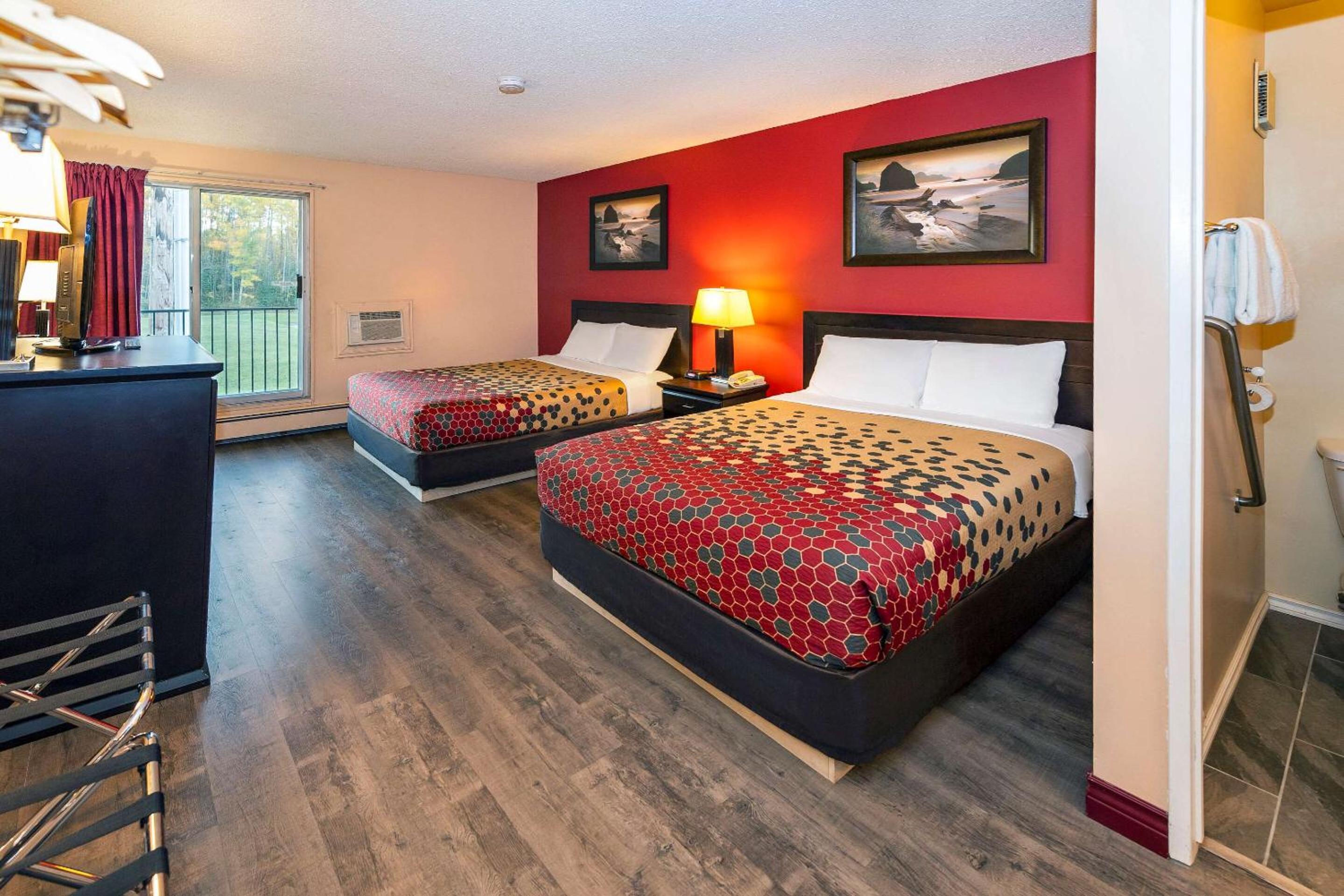 Edson Vacations - Econo Lodge - Property Image 11