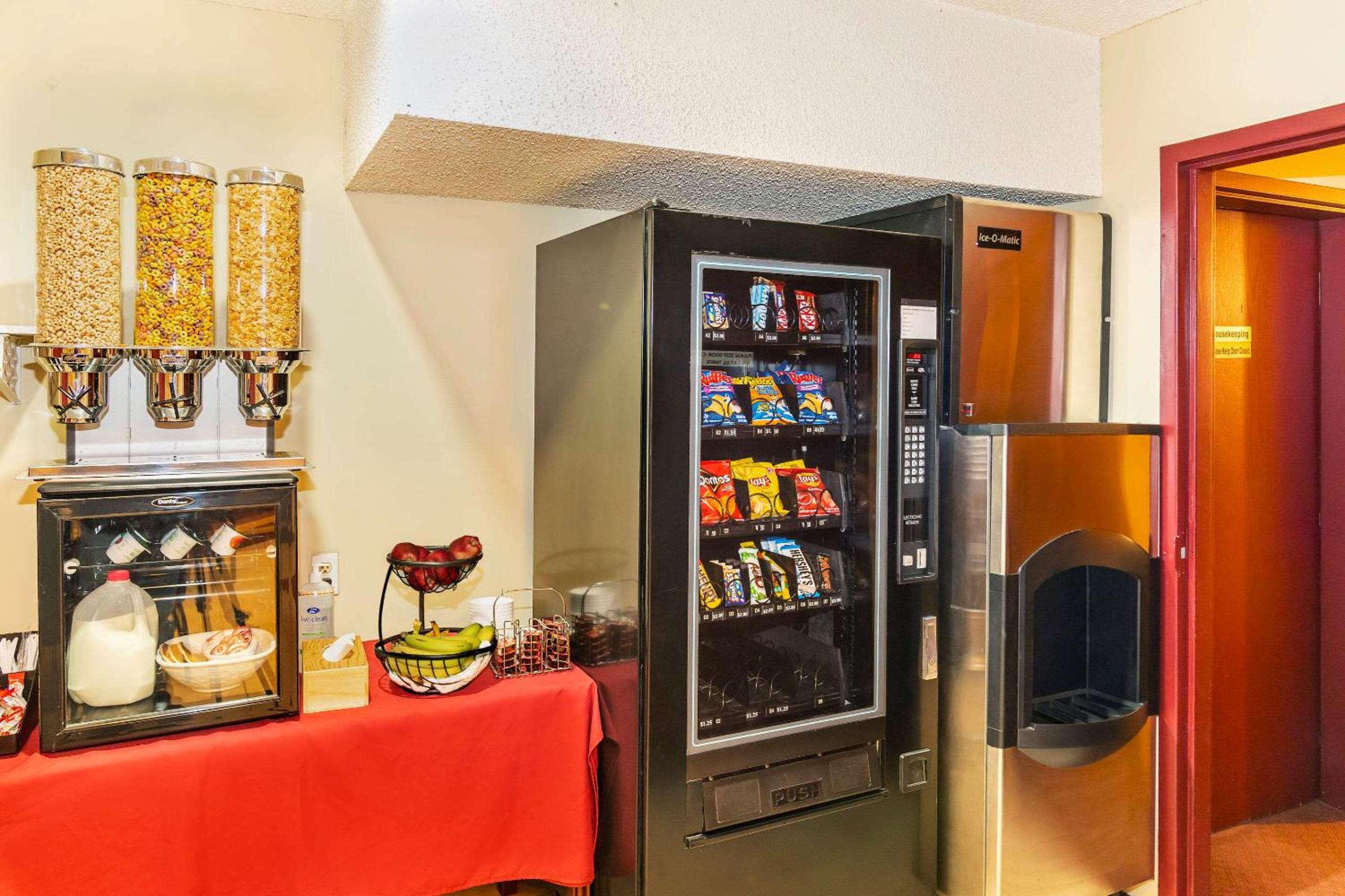 Edson Vacations - Econo Lodge - Property Image 9