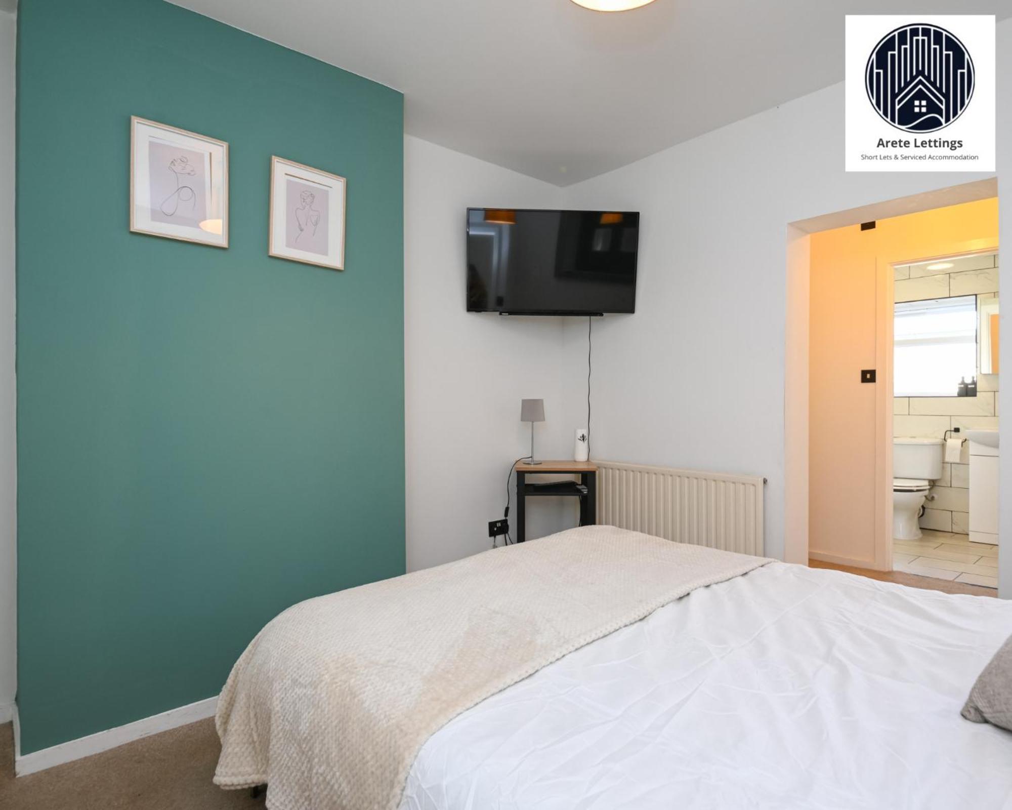 Spacious 3-Bed Modern Retreat for Weekly & Monthly Stays