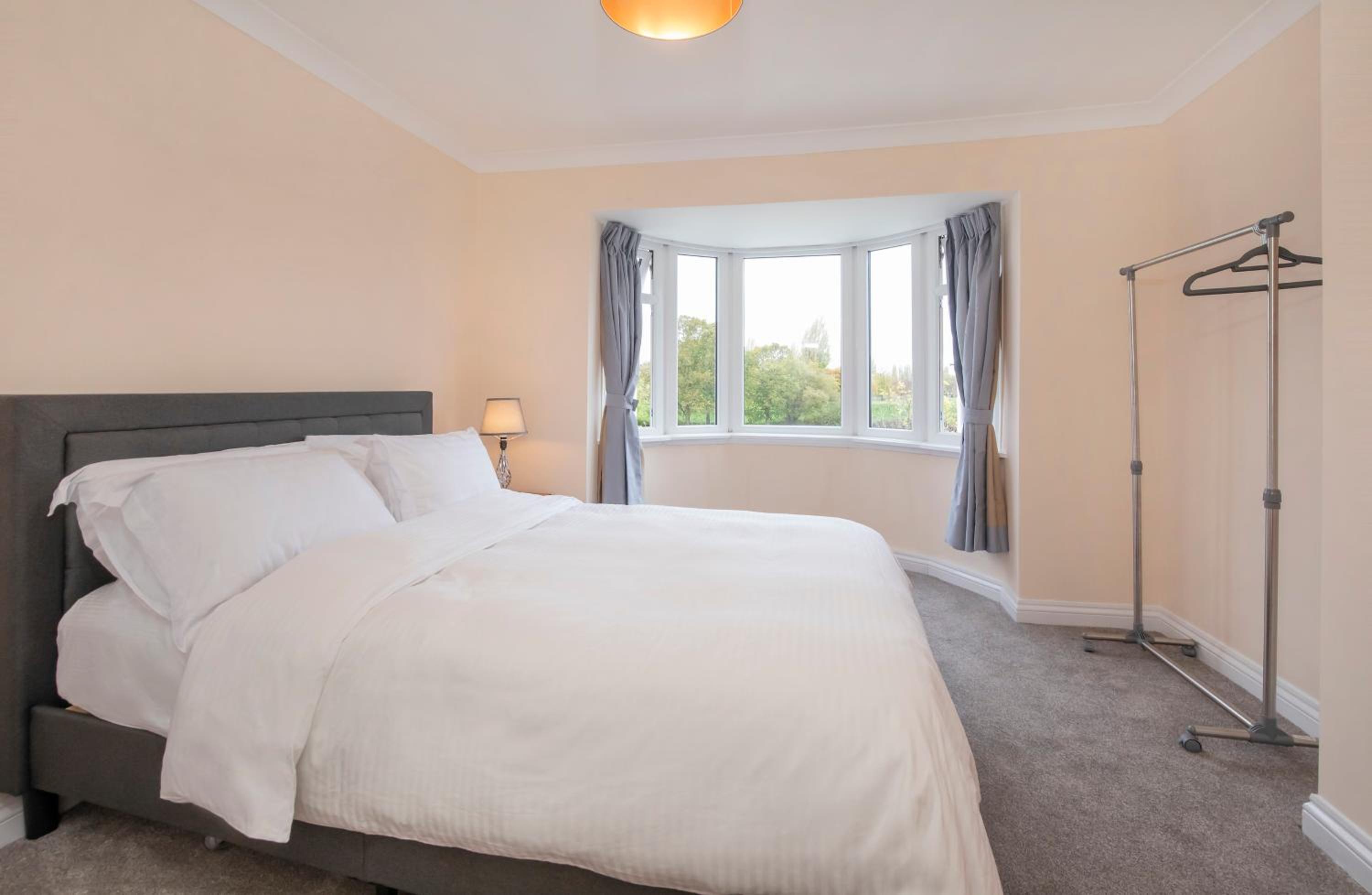 Six Bedroom Property - Five Bedroom Main House with One Bedroom Garden Bungalow - York Centre view 5
