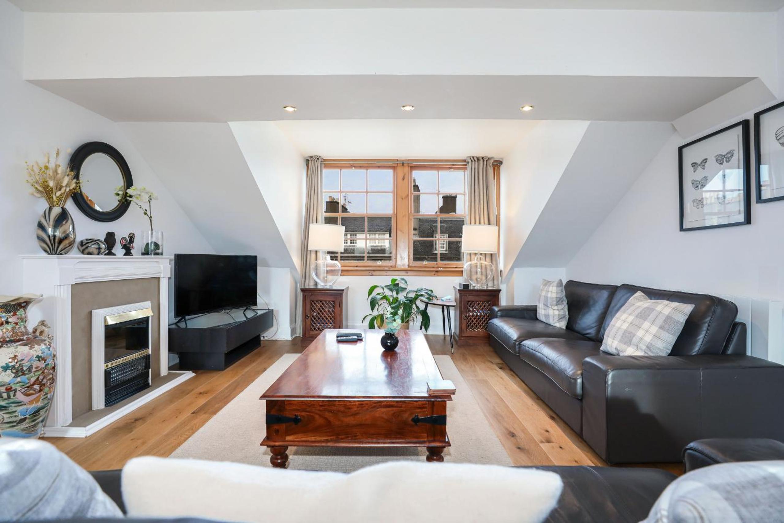 Luxury 3 Bed Royal Mile Apartment view 5