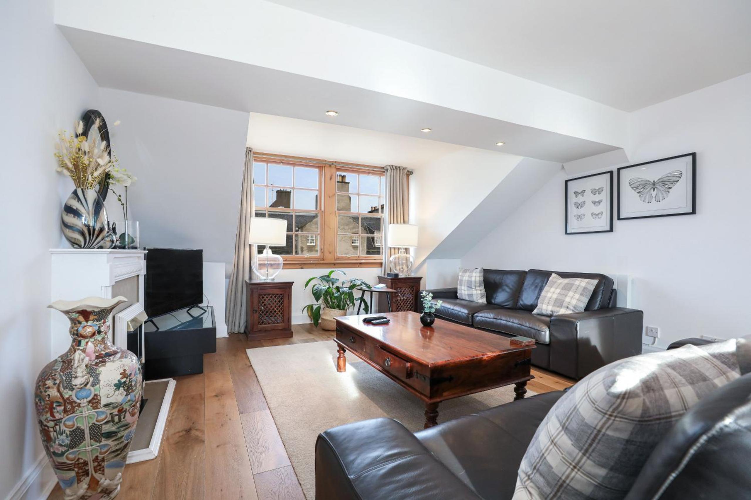 Luxury 3 Bed Royal Mile Apartment view 4