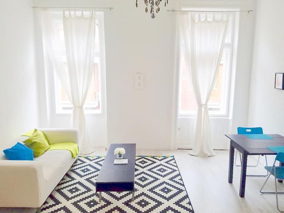 Bright and Cozy - City Center Apt view 2