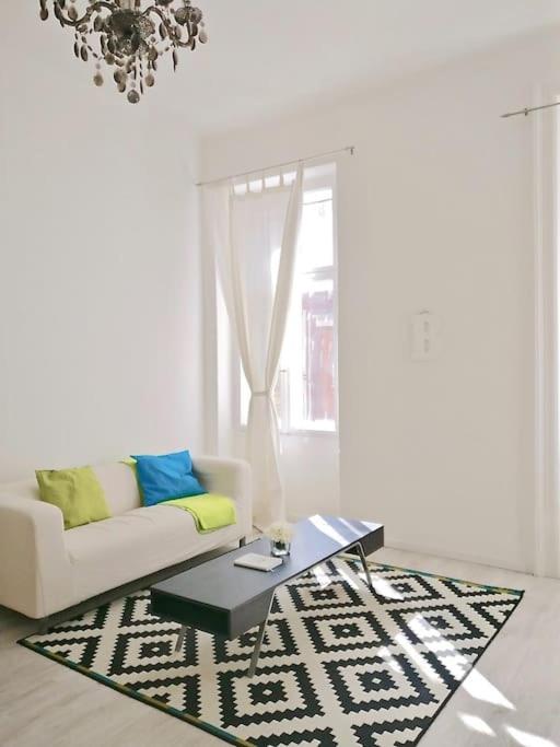 Bright and Cozy - City Center Apt view 4