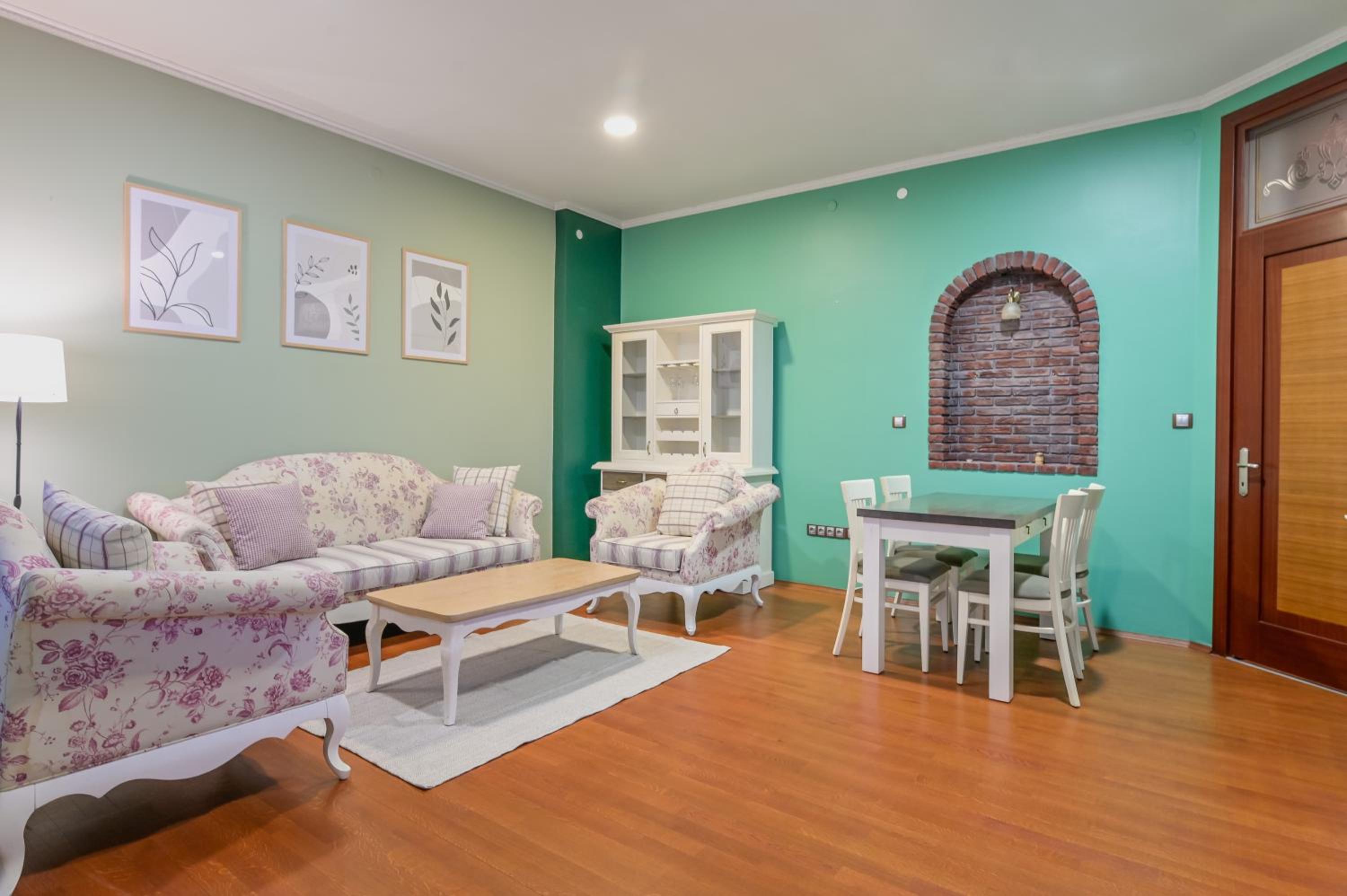 Colorful & Elegant 2BD Flat - Premium Central Stay by Flat Mаnager view 4