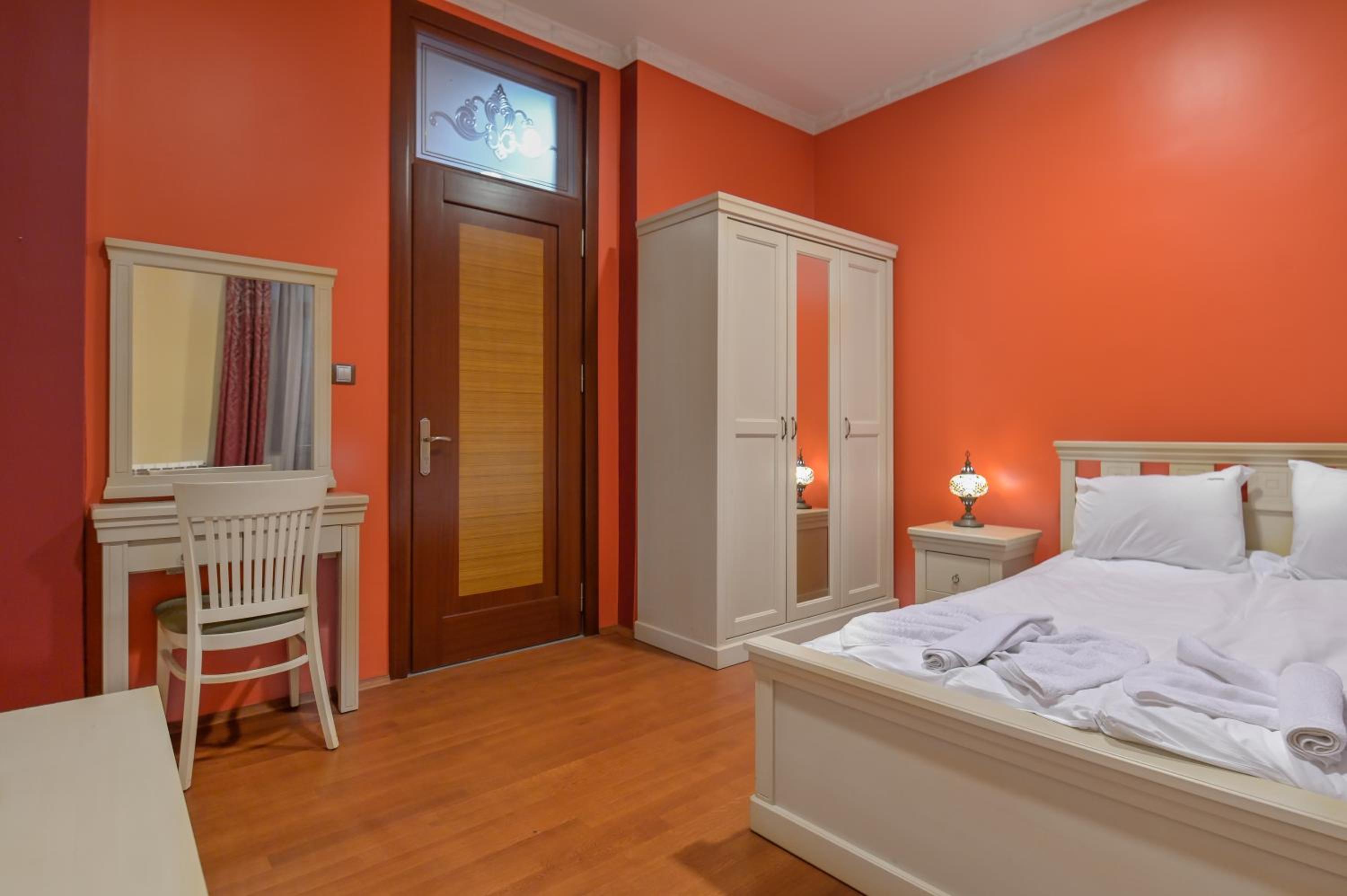 Colorful & Elegant 2BD Flat - Premium Central Stay by Flat Mаnager view 3