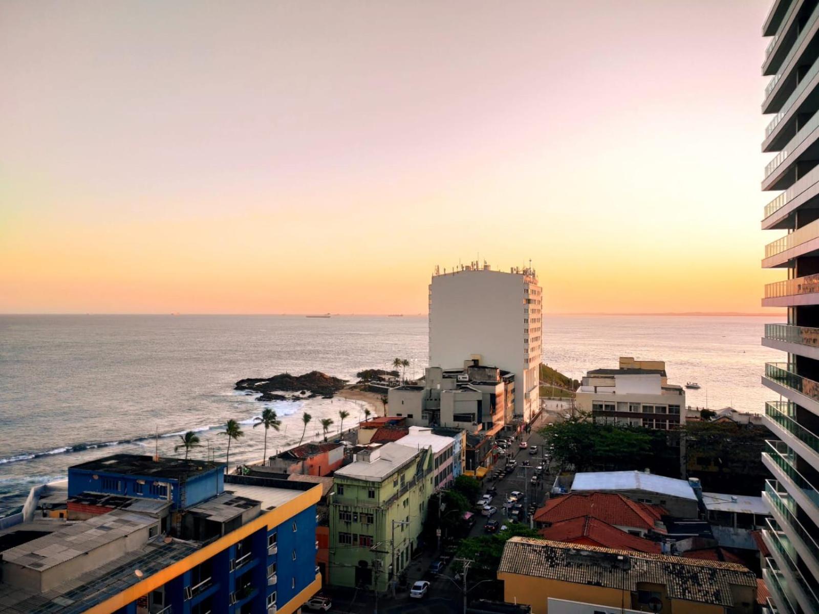 SMART FAROL da Barra - vista mar com varanda arejada