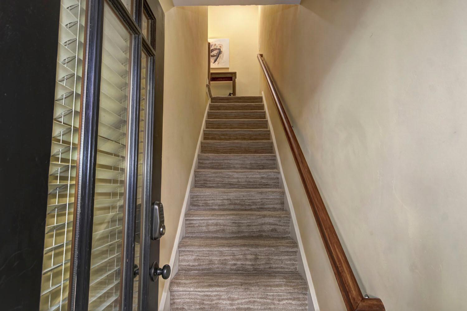 Charming 2Bed French Colonial Apartment in Desirable Midtown Sacramento view 4