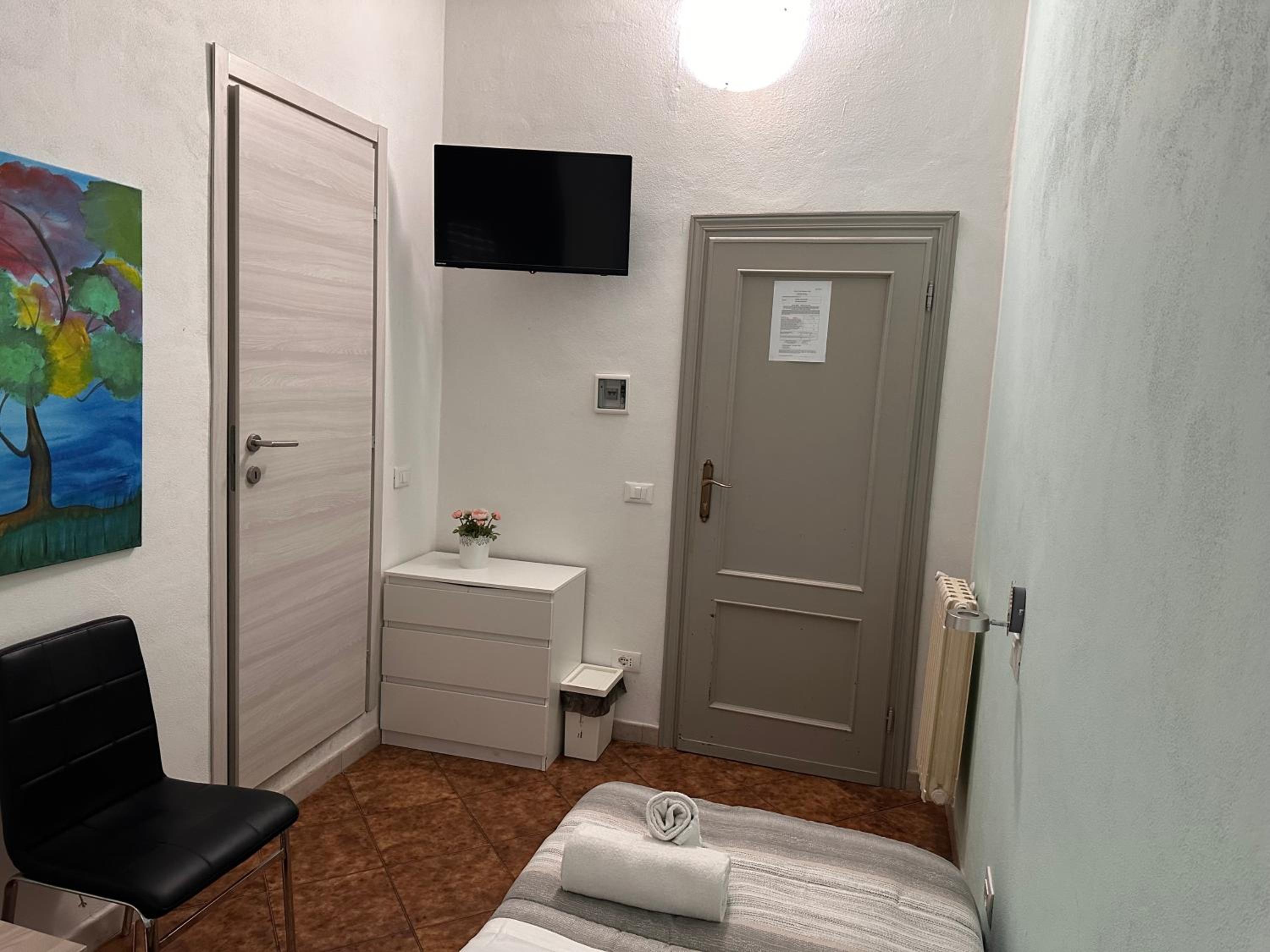 Crown Guest House - Image 2