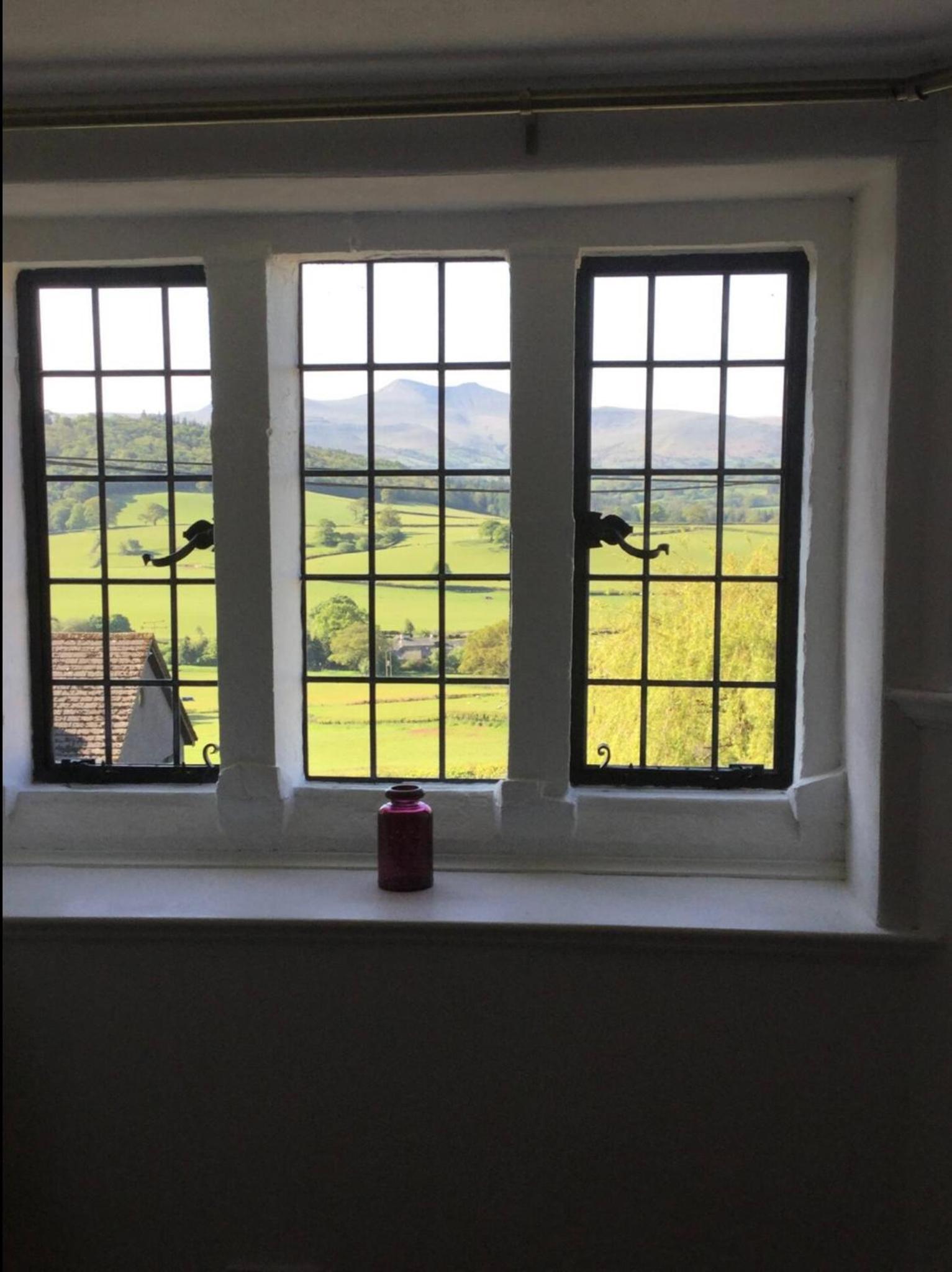 Cosy Arts & Crafts Cottage with stunning views view 5