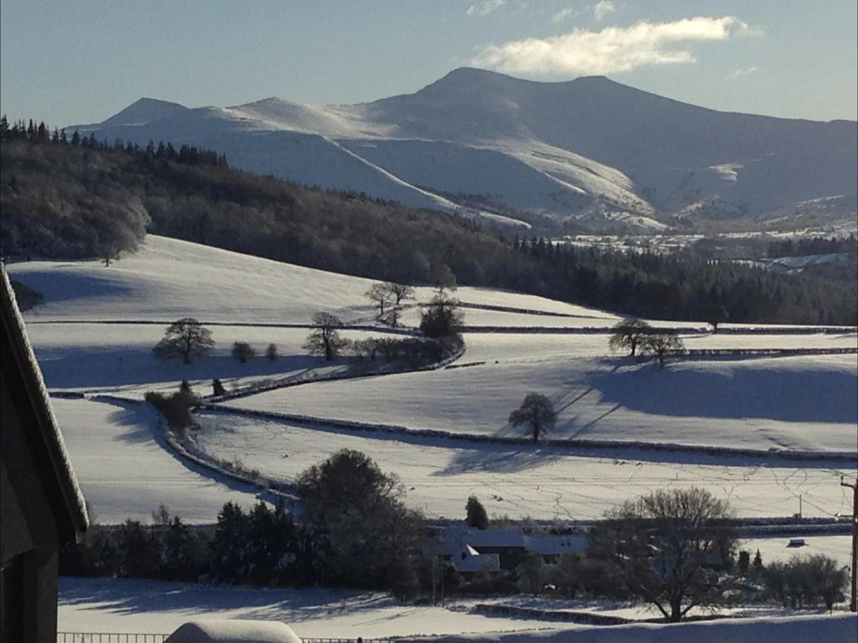 Cosy Arts & Crafts Cottage with stunning views view 4