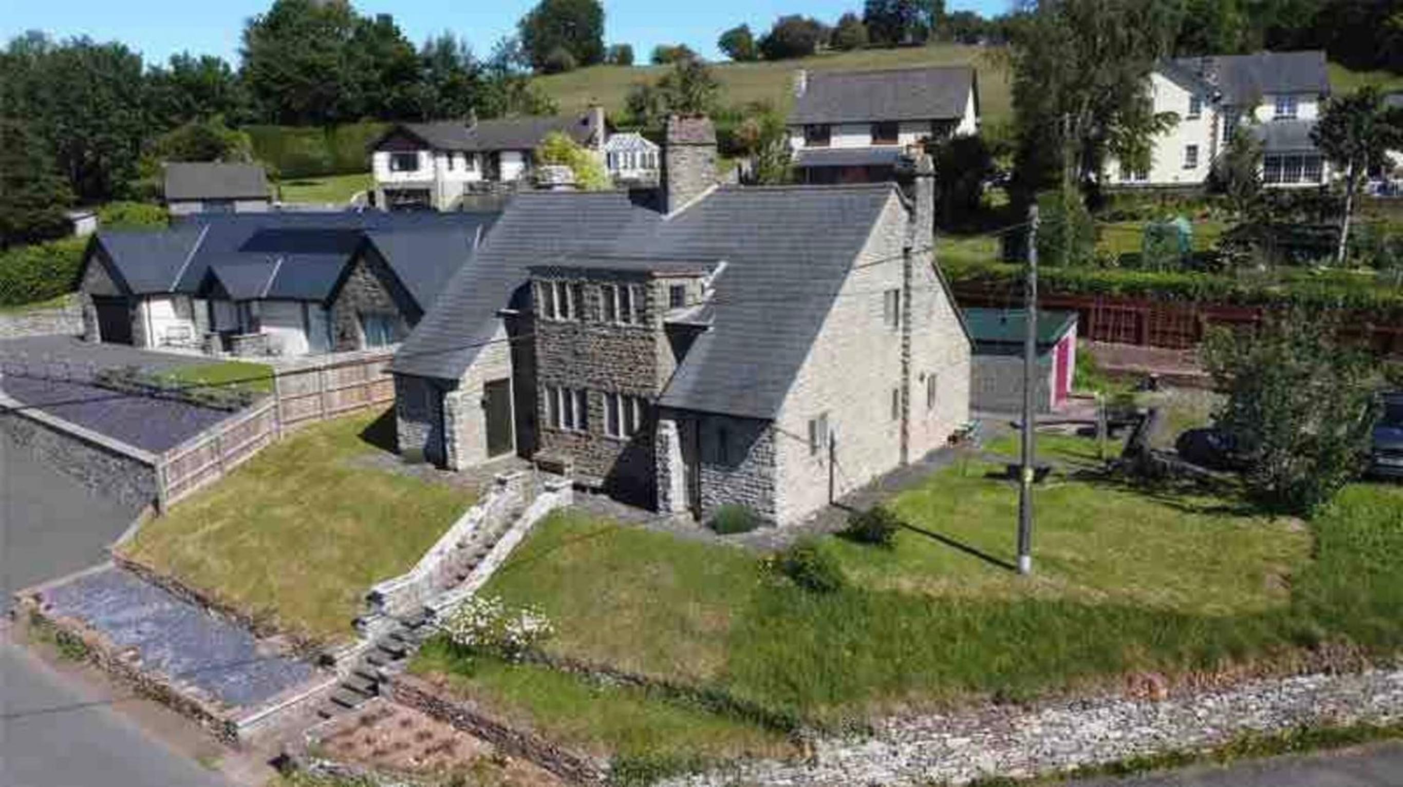 Cosy Arts & Crafts Cottage with stunning views view 2