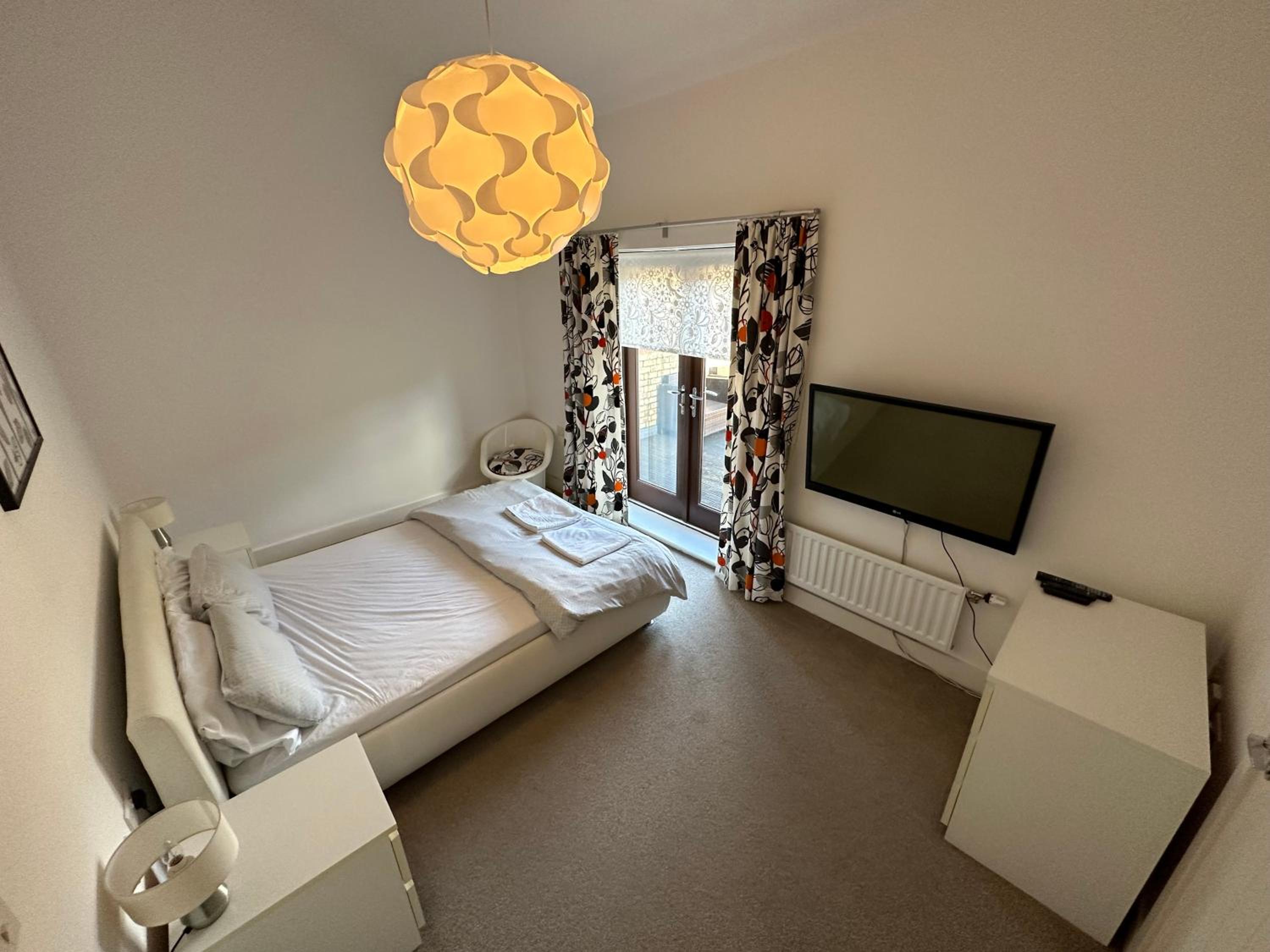 2 Bedroom Riverside Property with Roof Terrace view 2