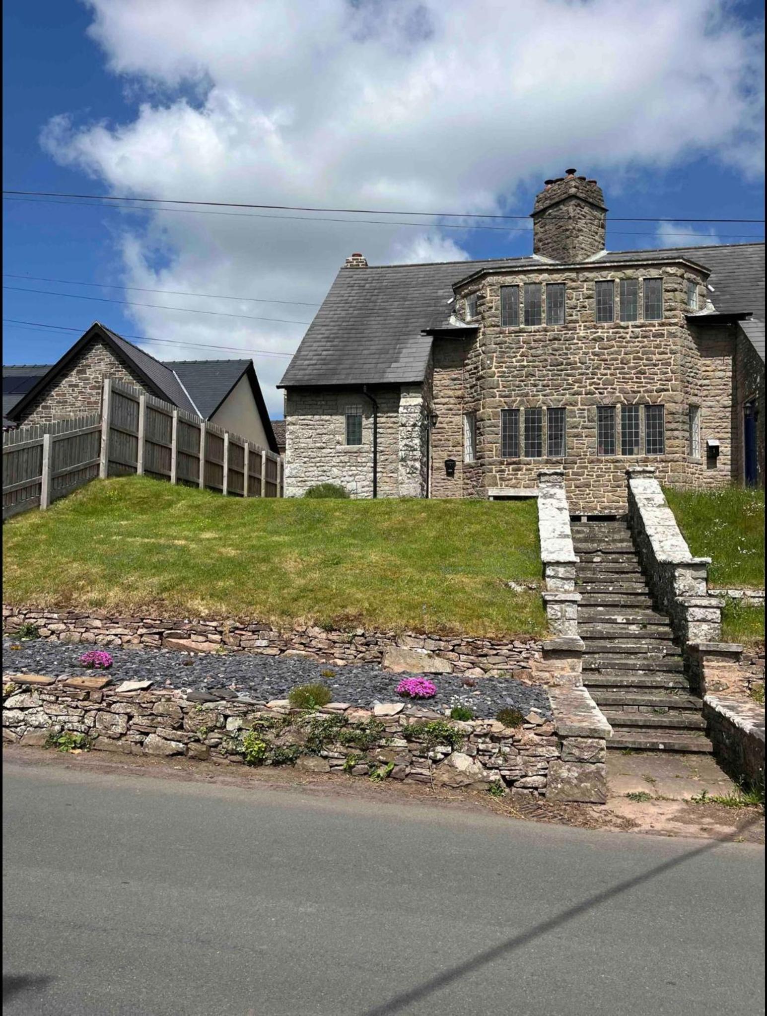 Cosy Arts & Crafts Cottage with stunning views view 3