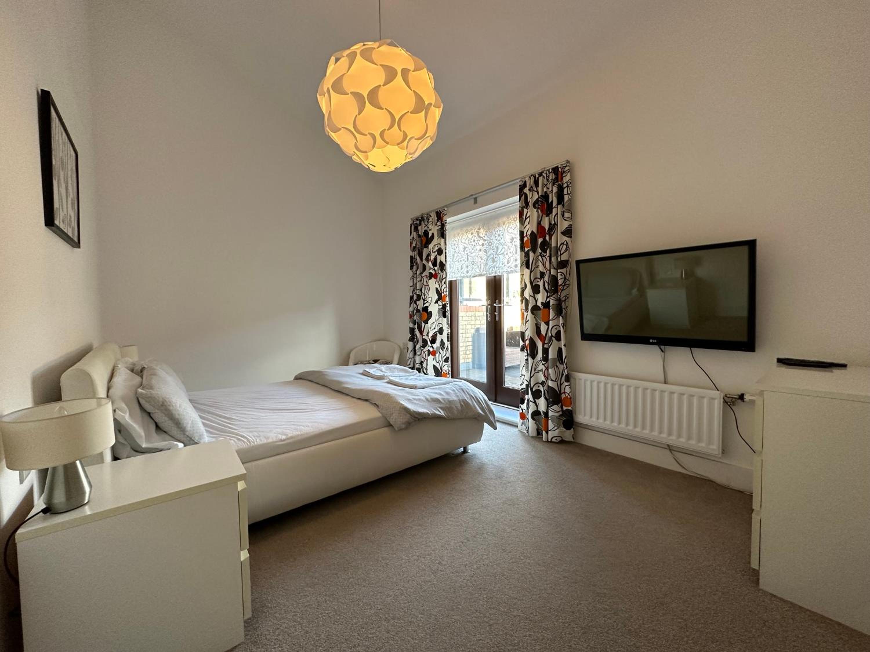 2 Bedroom Riverside Property with Roof Terrace view 3