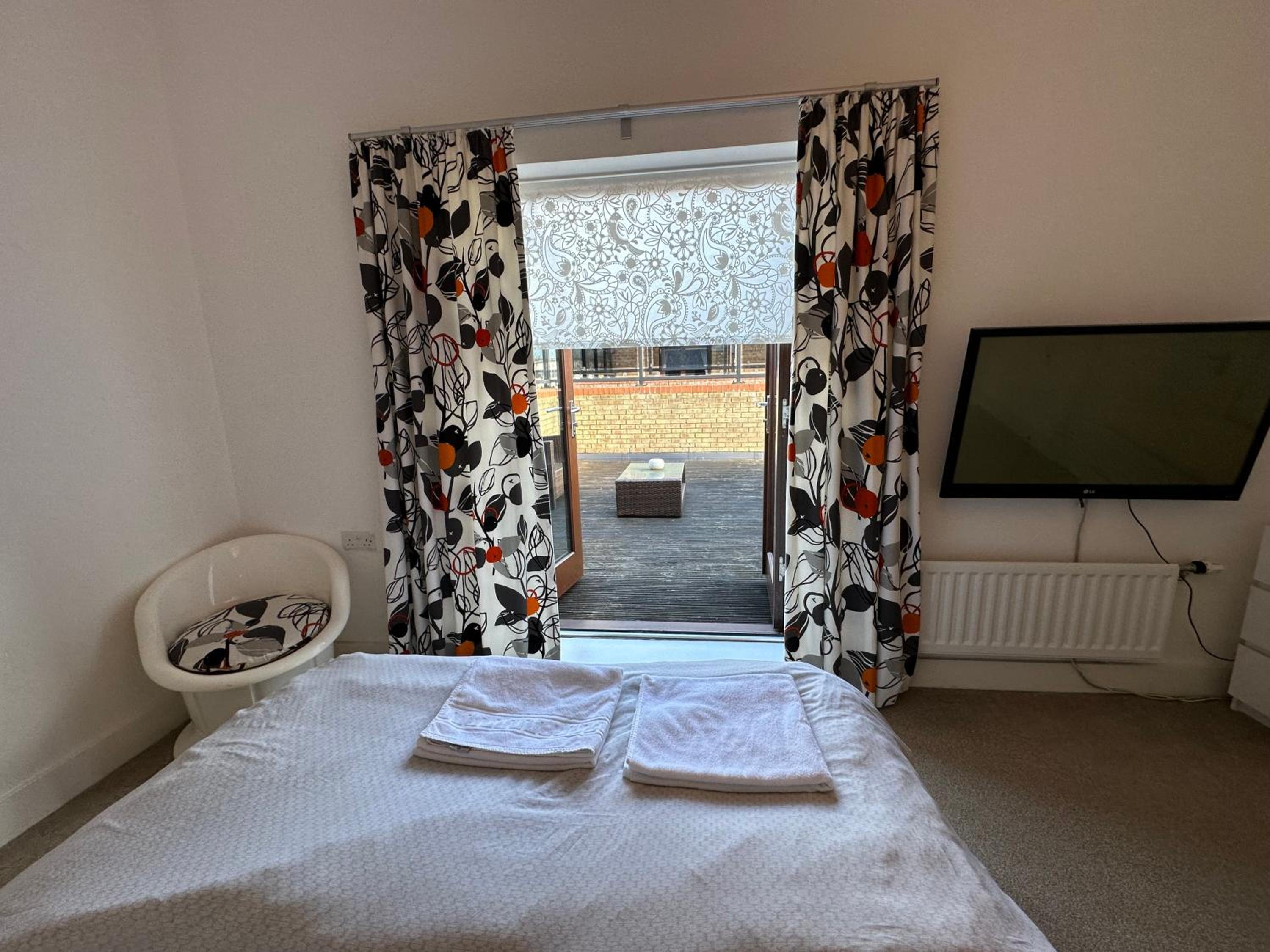 2 Bedroom Riverside Property with Roof Terrace view 4