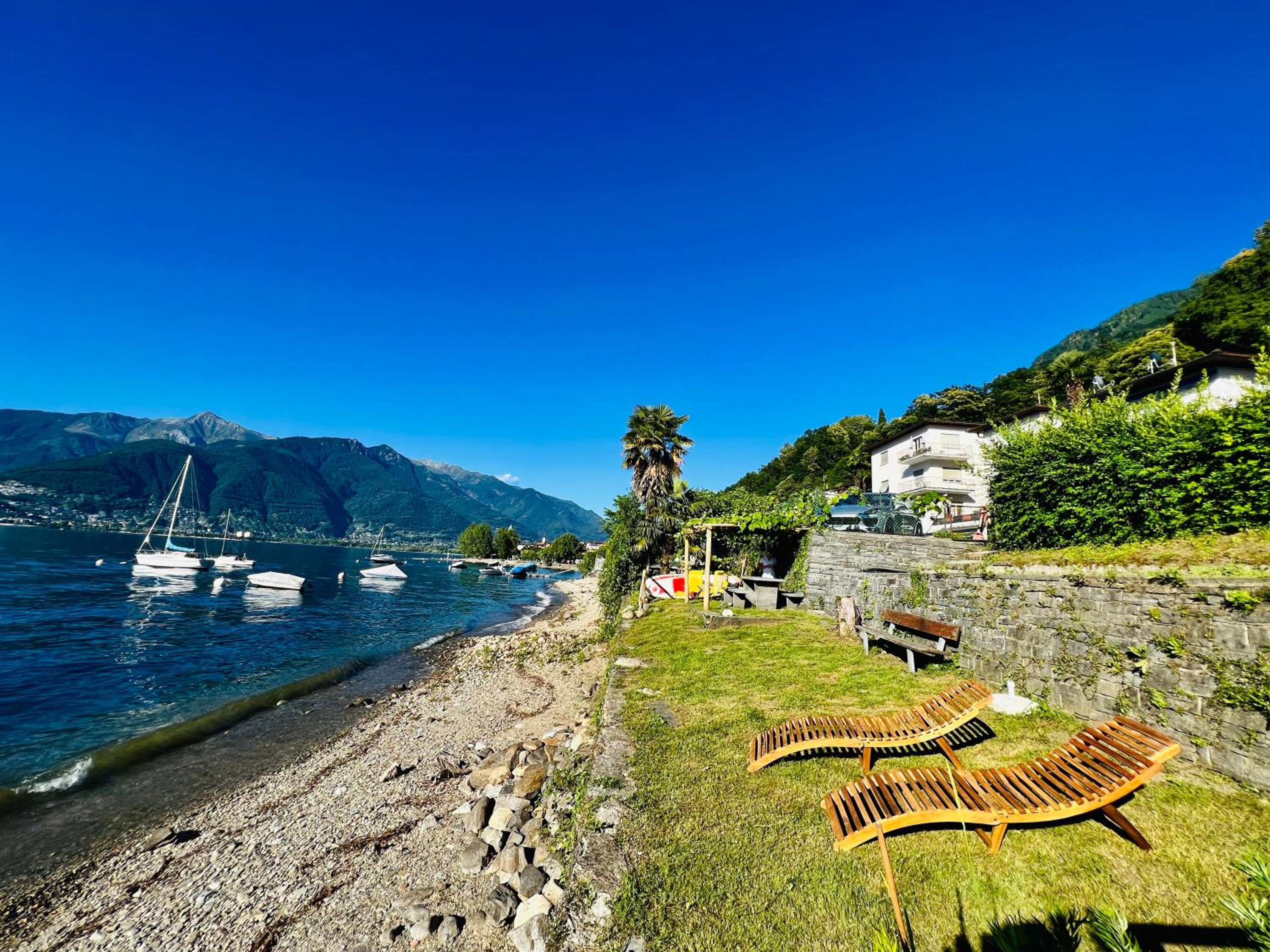 Boho Lake House - Private Beach 600m from the property - Free Parking - Home Cinema Room