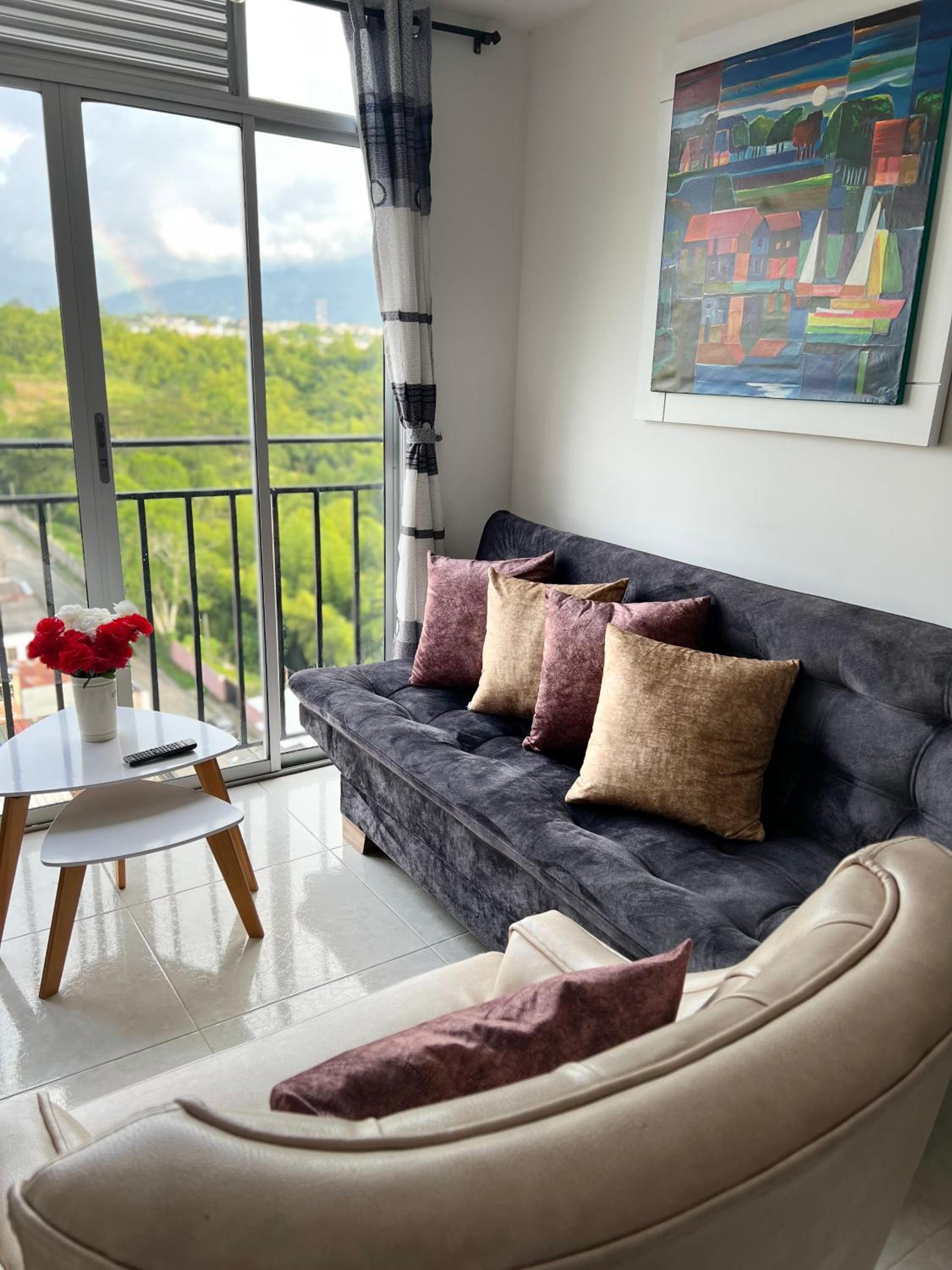 HERMOSO APTO CON VISTA a LAS MONTAÑAS DEL QUINDÍO CERCA de TODO