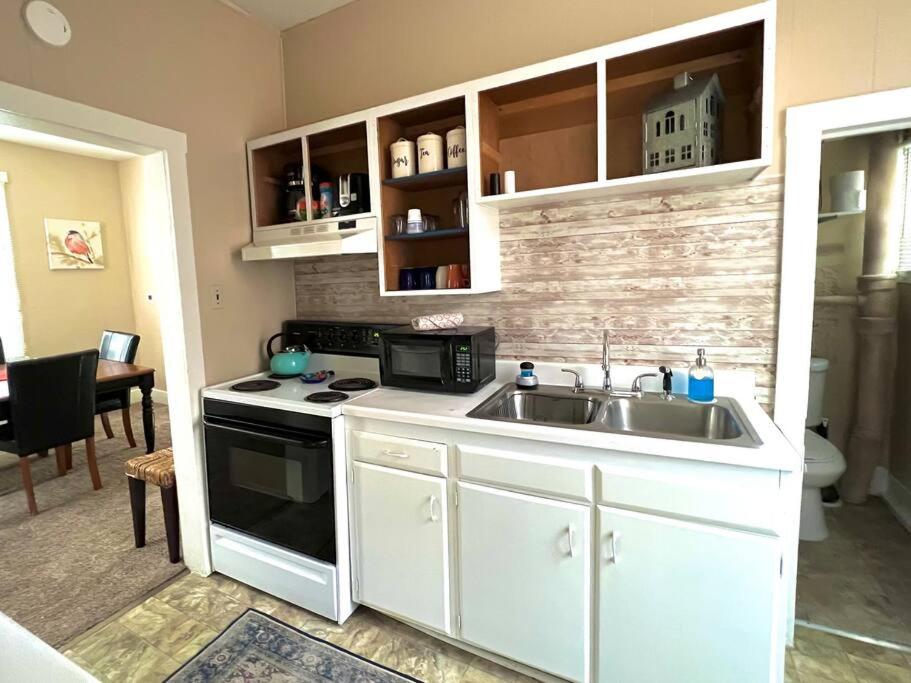Cozy cottage in the heart of the big city- dog friendly view 3