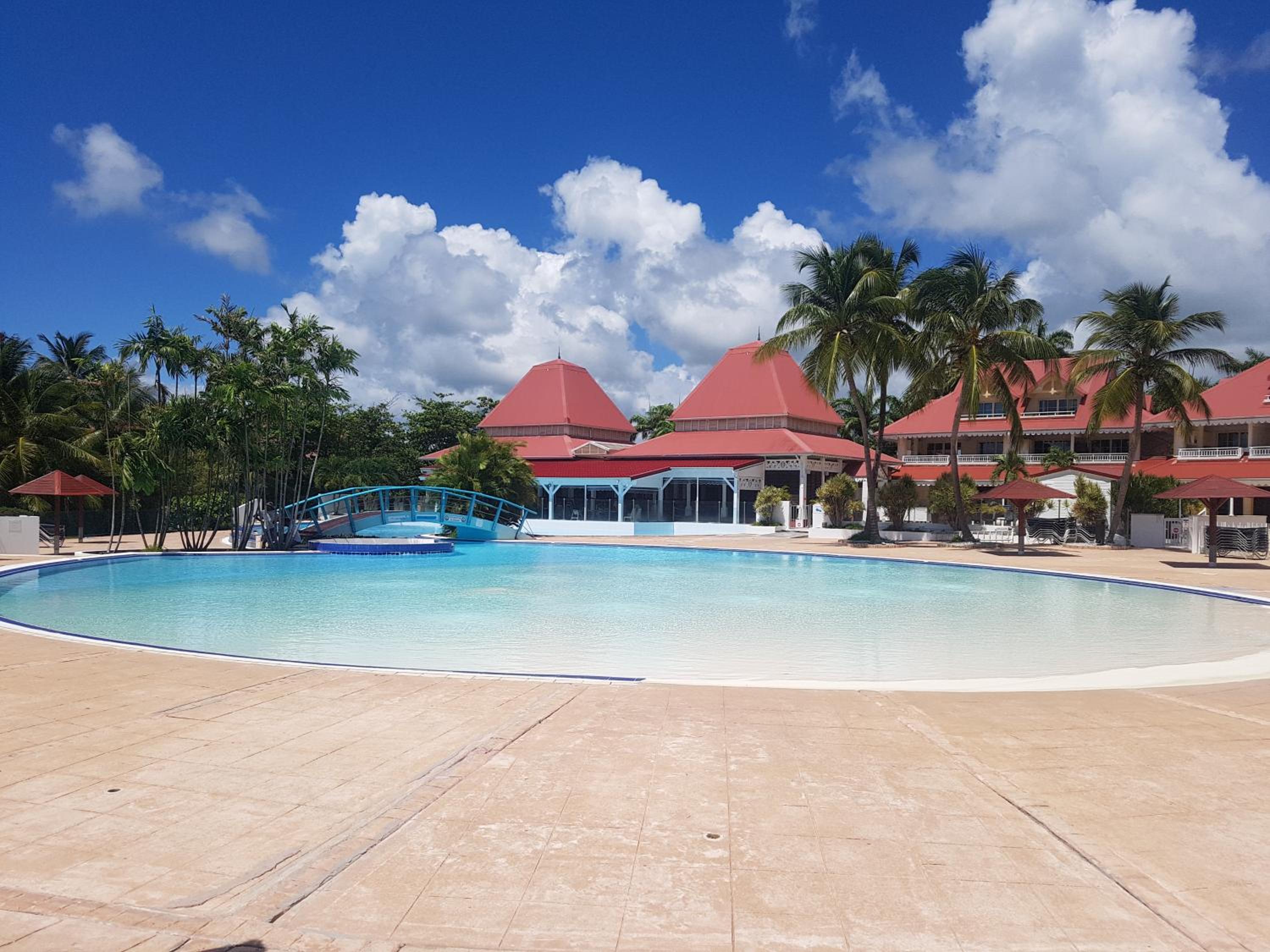 Caraïbes Apparts Resorts-Village vacance piscine 4 étoiles-Accès direct mer view 2