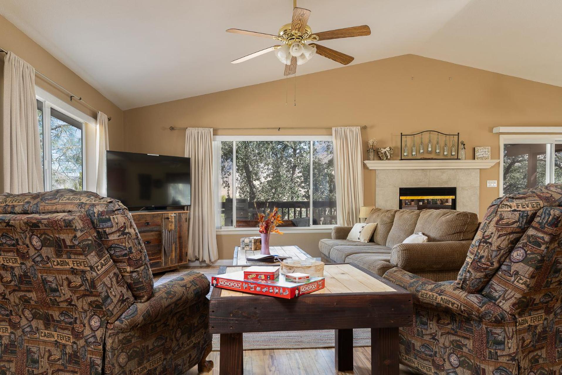 Lazy Squirrel - Cozy Family House with Full Game Room view 4