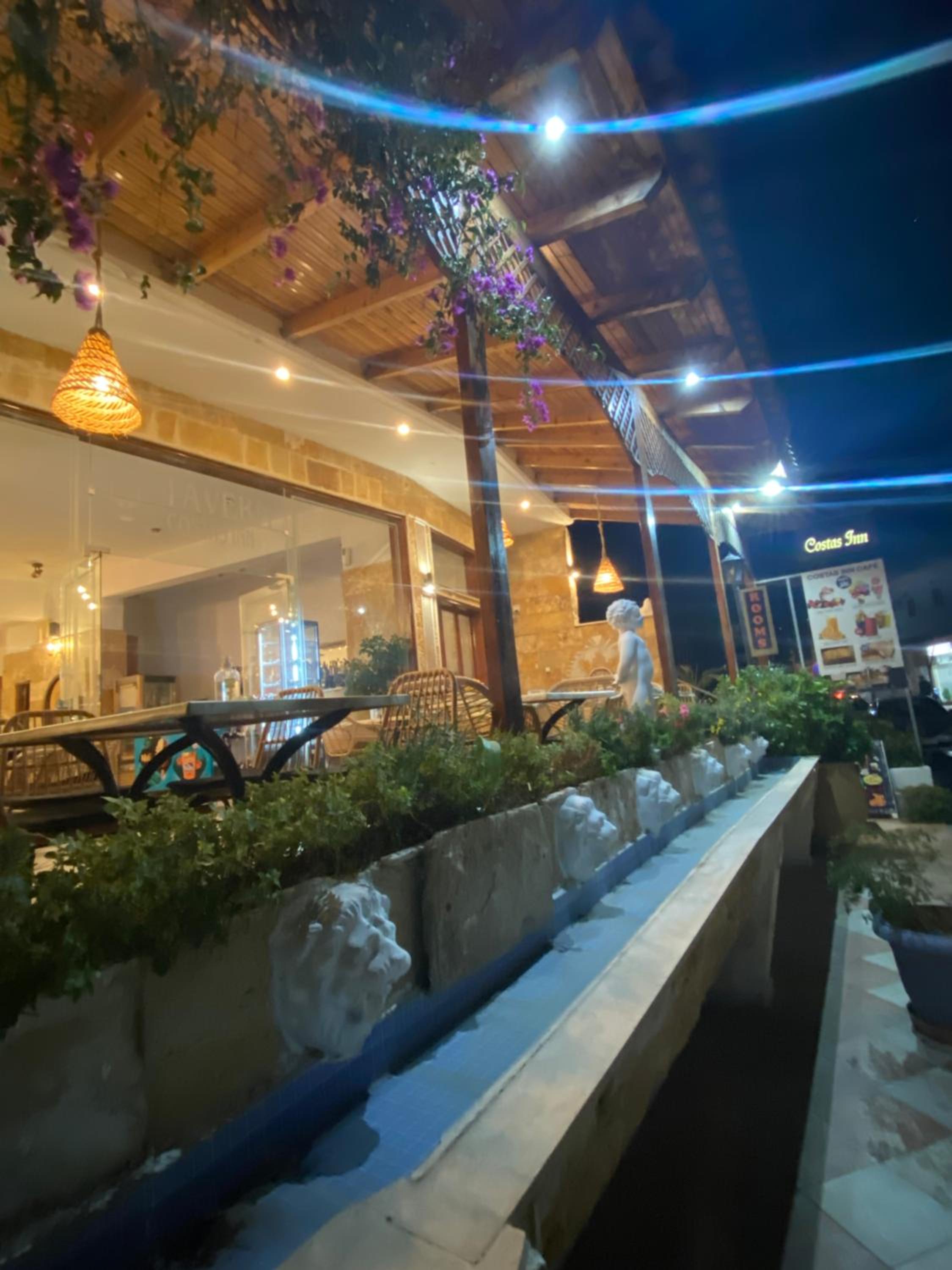 Costas Inn