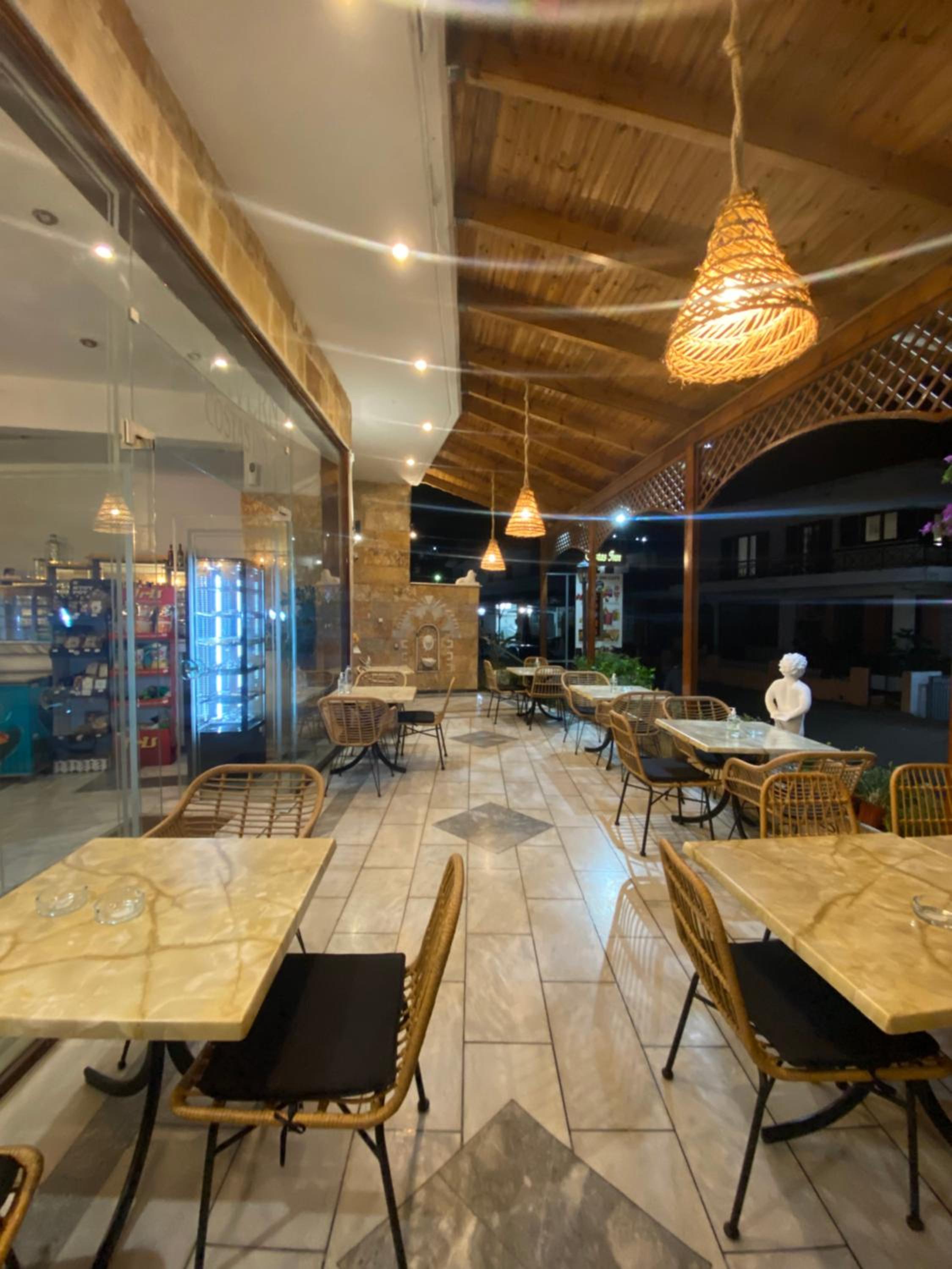 Costas Inn