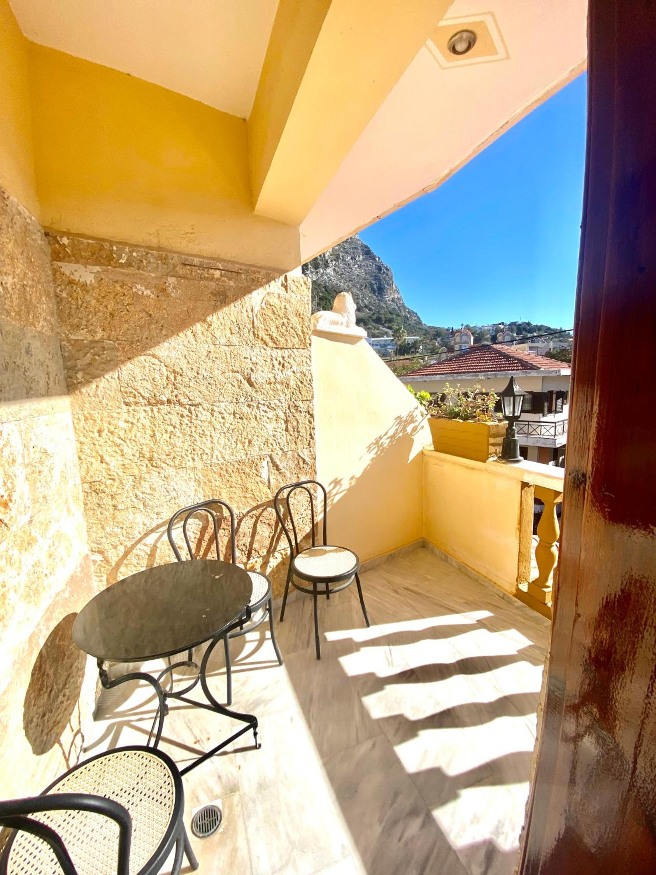 Costas Inn