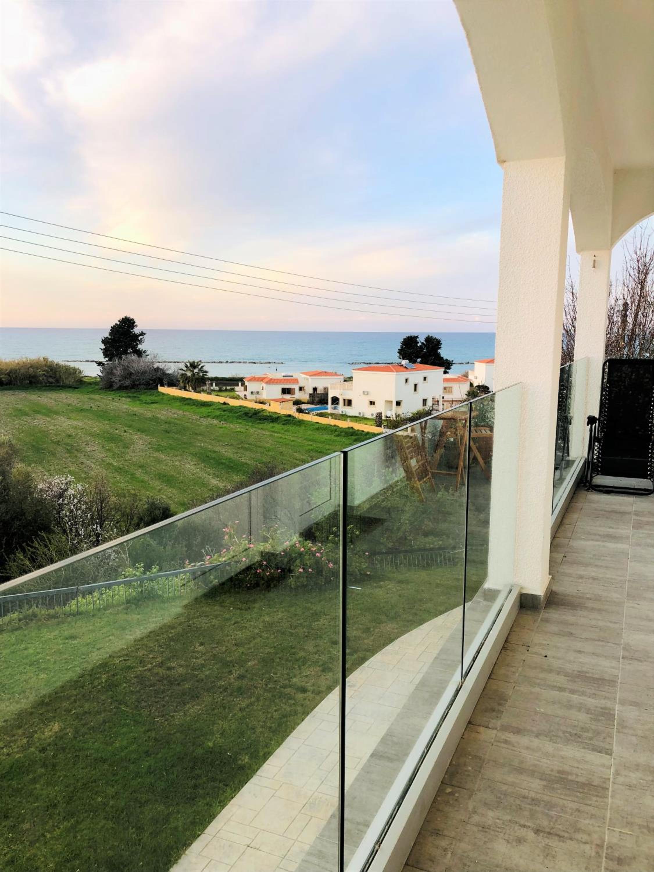 White House studio with sea view and parking