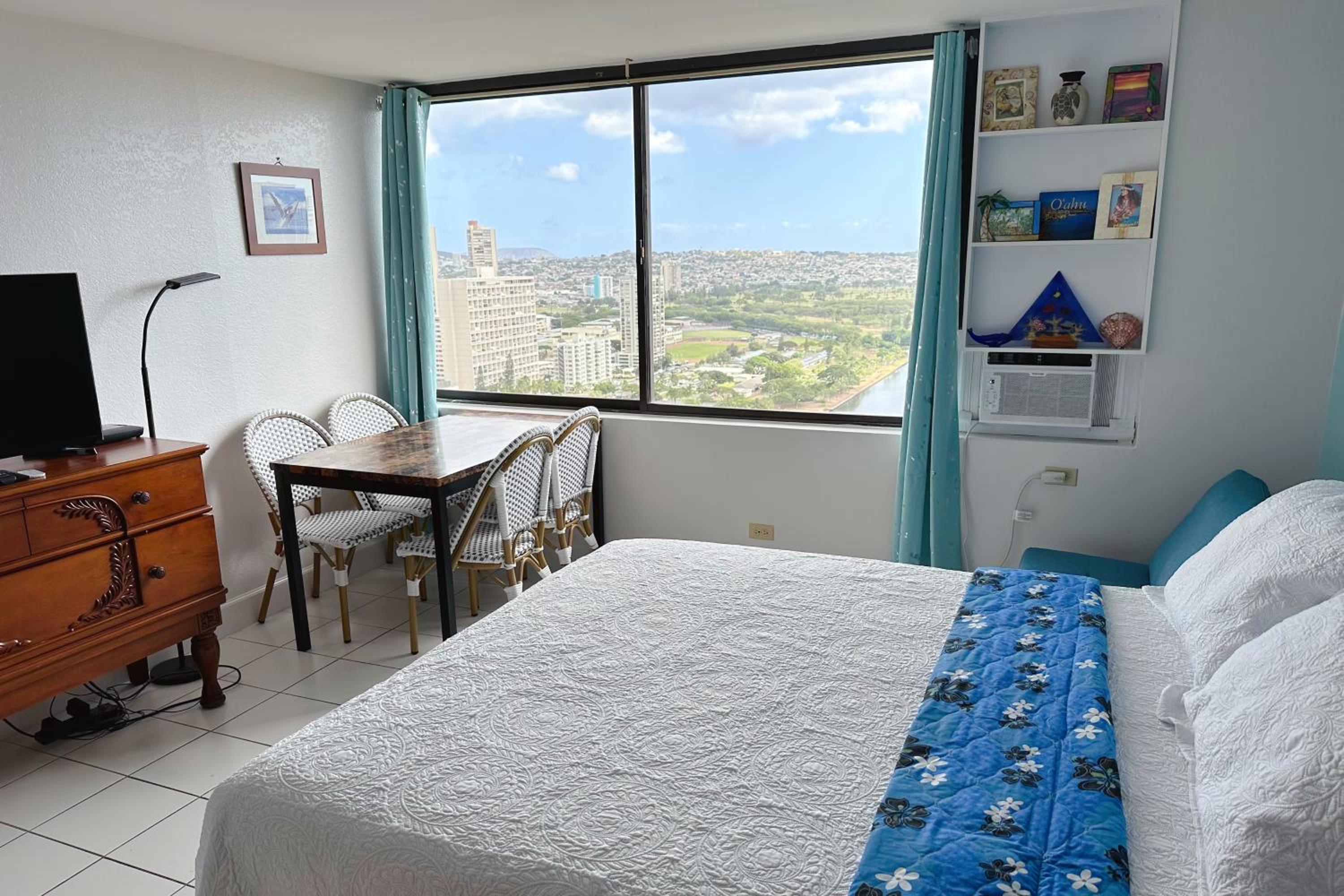 Waikiki Condo High Floor Views Beaches Convention Center