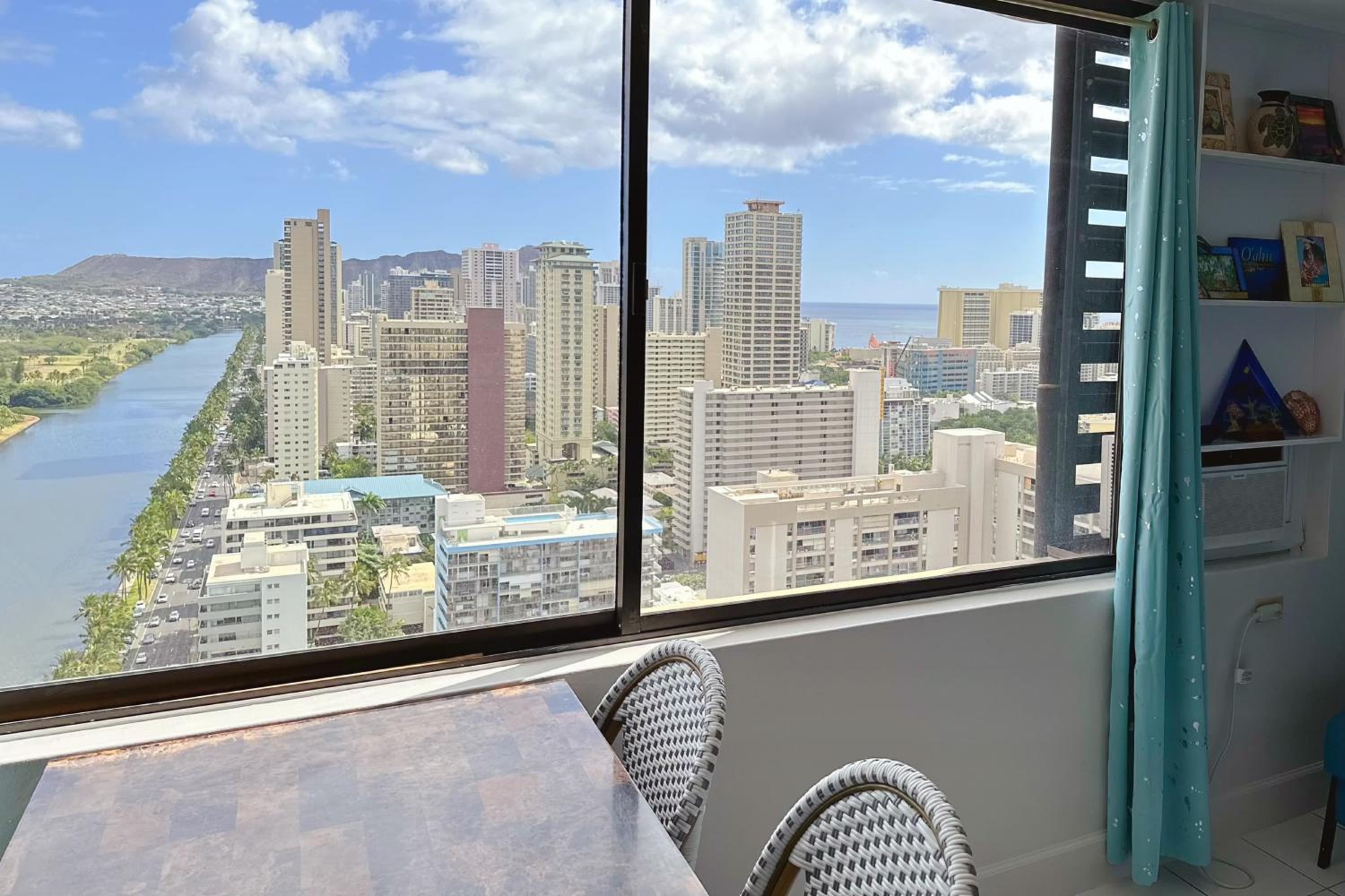 Waikiki Condo High Floor Views Beaches Convention Center
