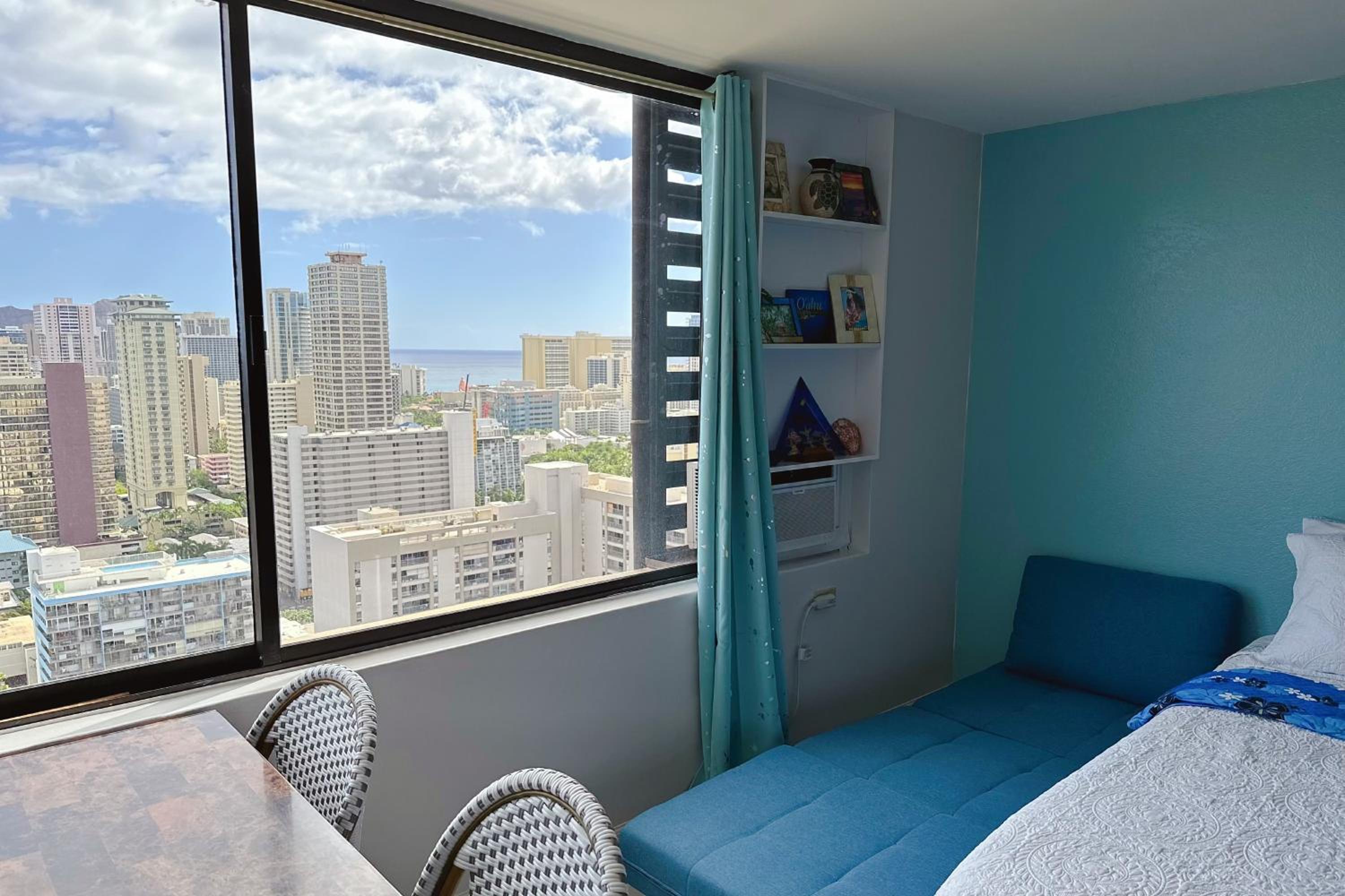 Waikiki Condo High Floor Views Beaches Convention Center