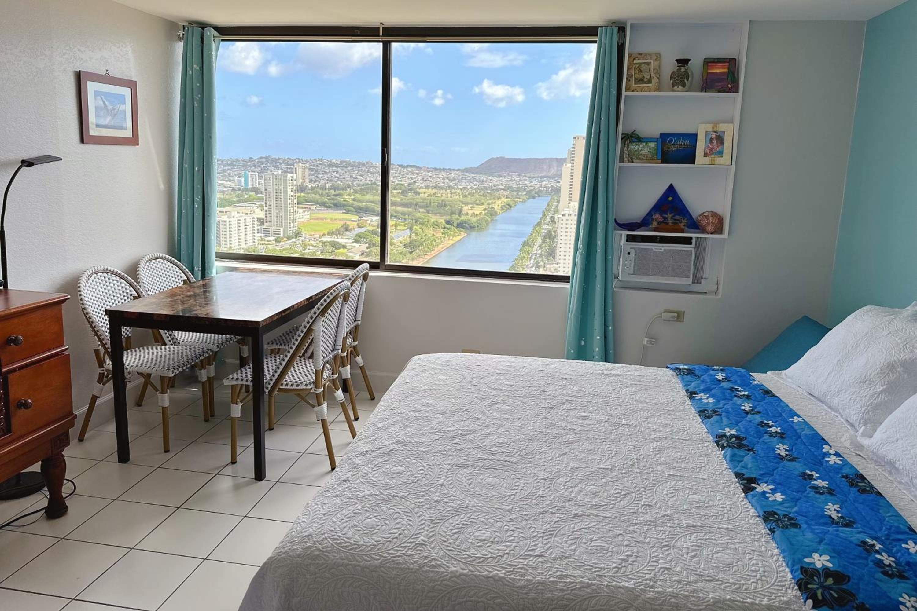 Waikiki Condo High Floor Views Beaches Convention Center