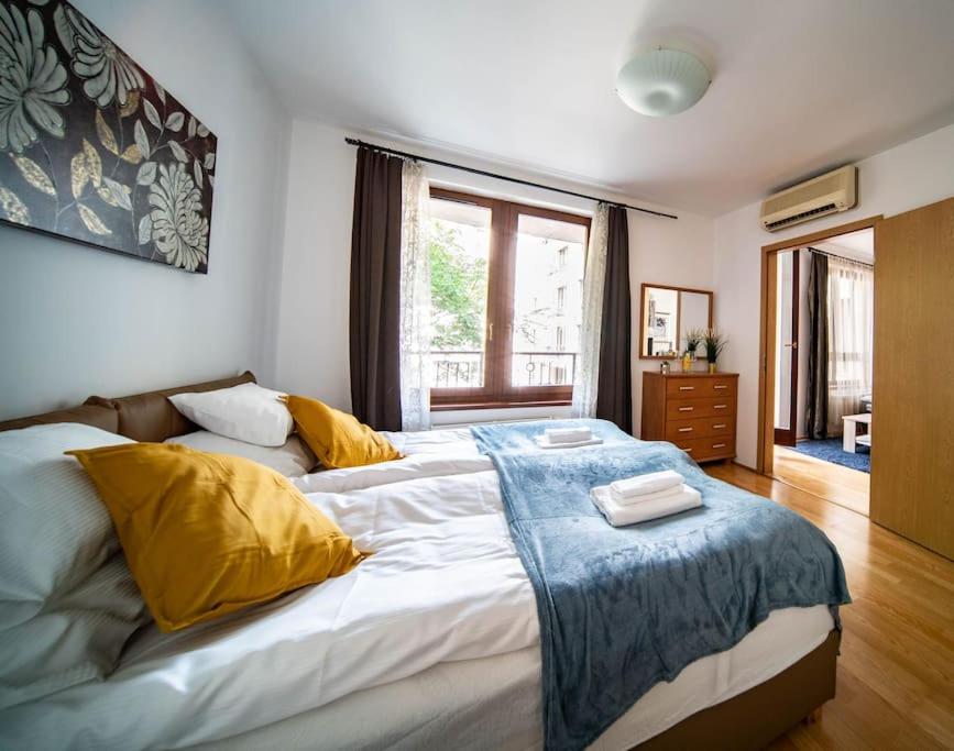 Free Parking! Soho Budapest 304, 4 ppl, AC, FAST WIFI, Smart TV view 2