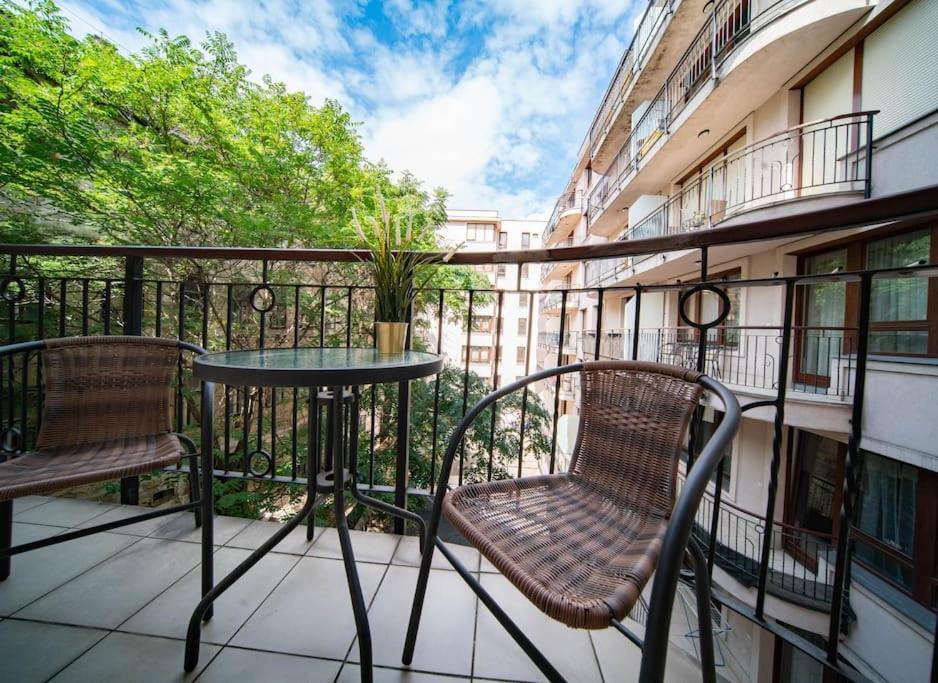 Free Parking! Soho Budapest 304, 4 ppl, AC, FAST WIFI, Smart TV view 3
