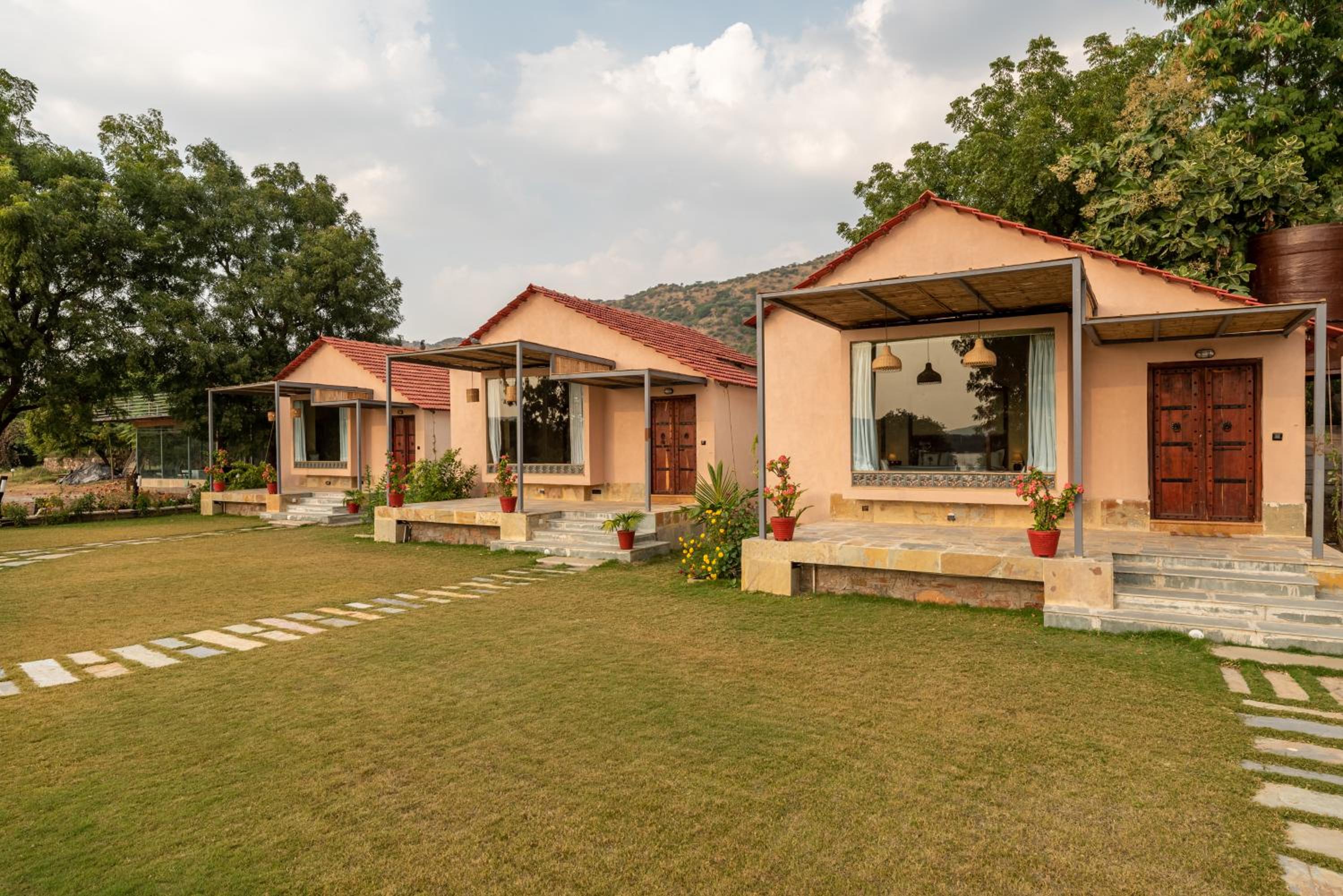 1br Cottage with Pool - Lakeside Haven by Roamhome view 4